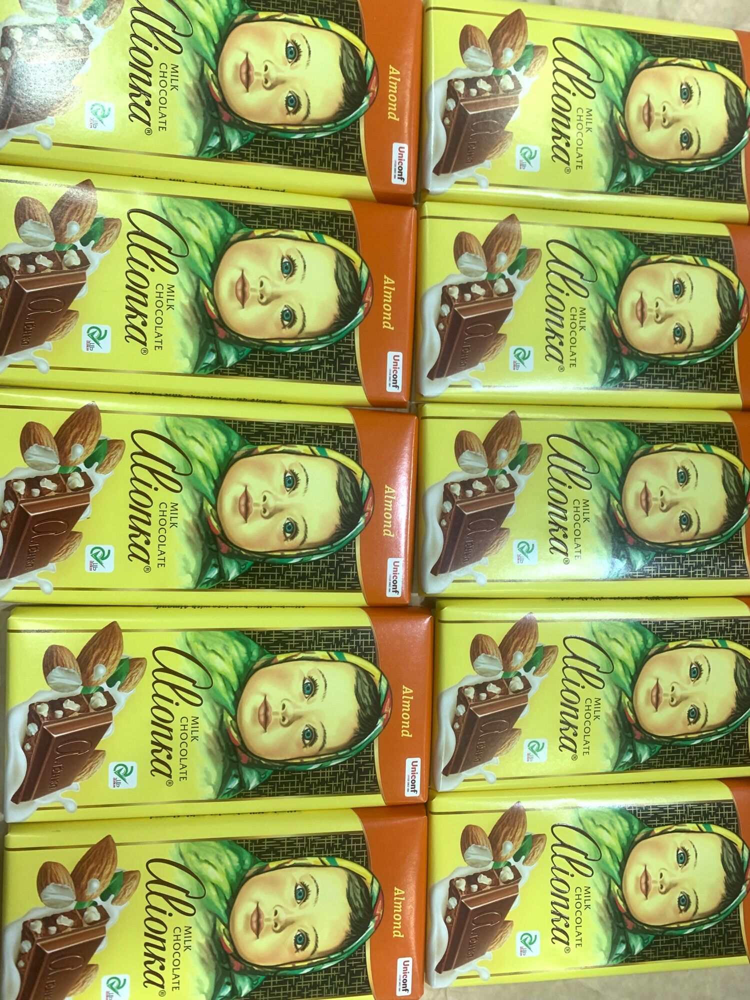 CHOCOLATE NGA ( vị kẹo, hạnh nhân, hạt dẻ, nho )