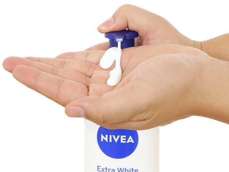 Sữa dưỡng thể trắng da Nivea Extra White Night Nourish 350ml