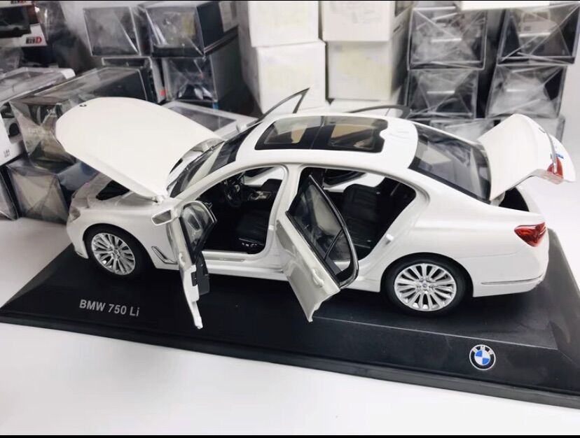 Mô hình xe BMW 750i tỉ lệ 1:18