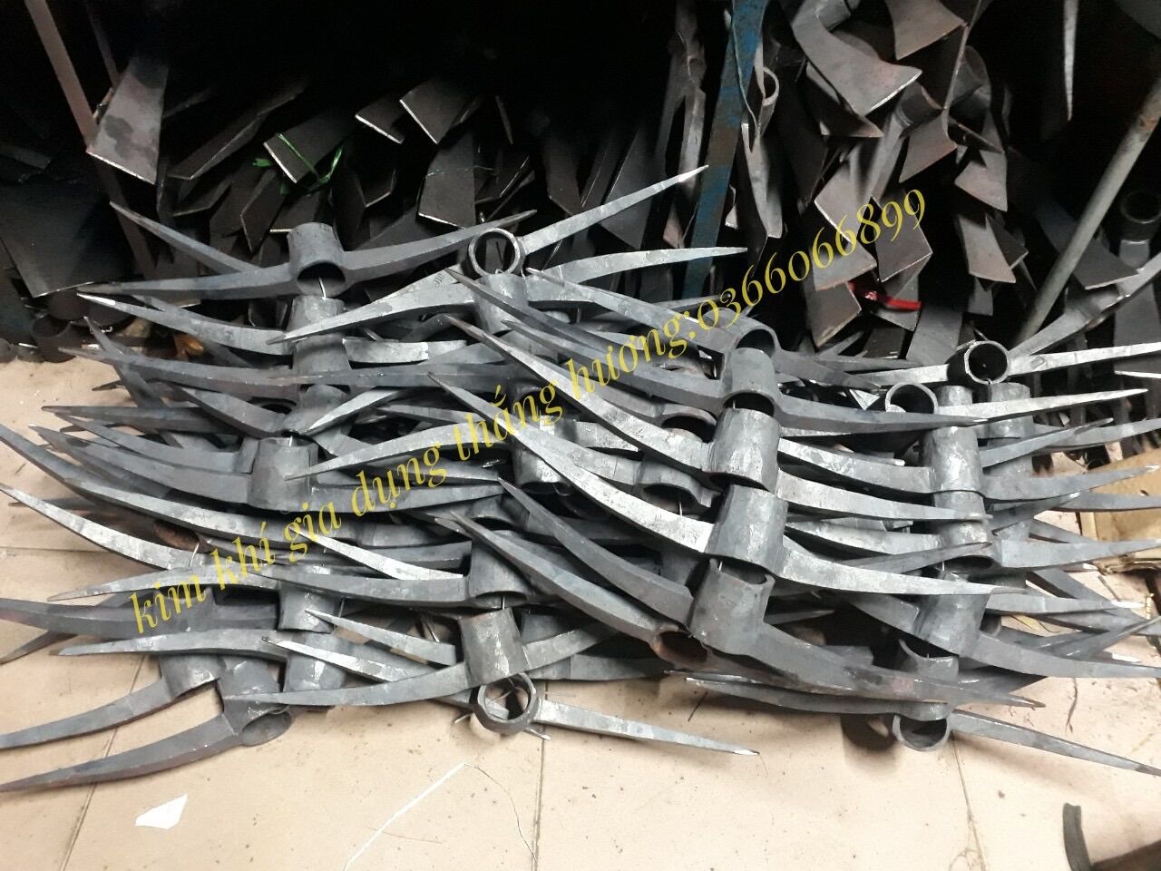 Cuốc chim nhọn 2 đầu cuốc lò nhíp xe 100%