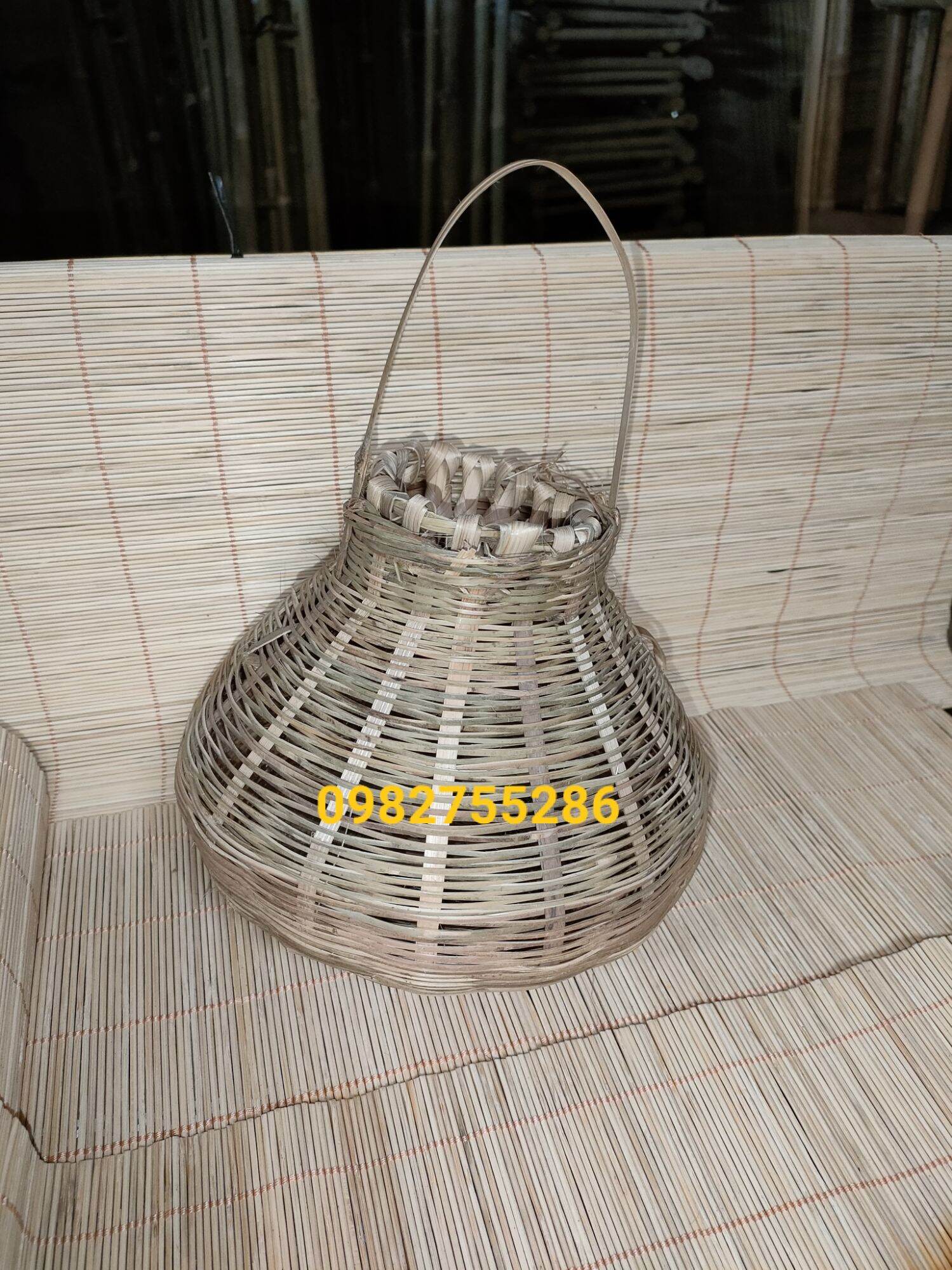 giỏ tre đựng tôm cá, đục cá