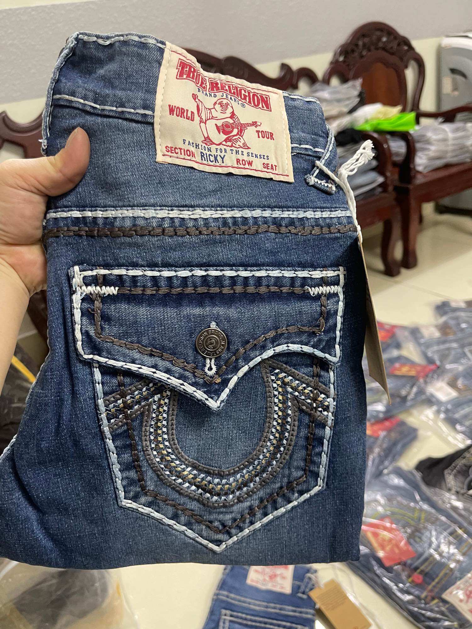 Quần jeans nắp túi chỉ nổi