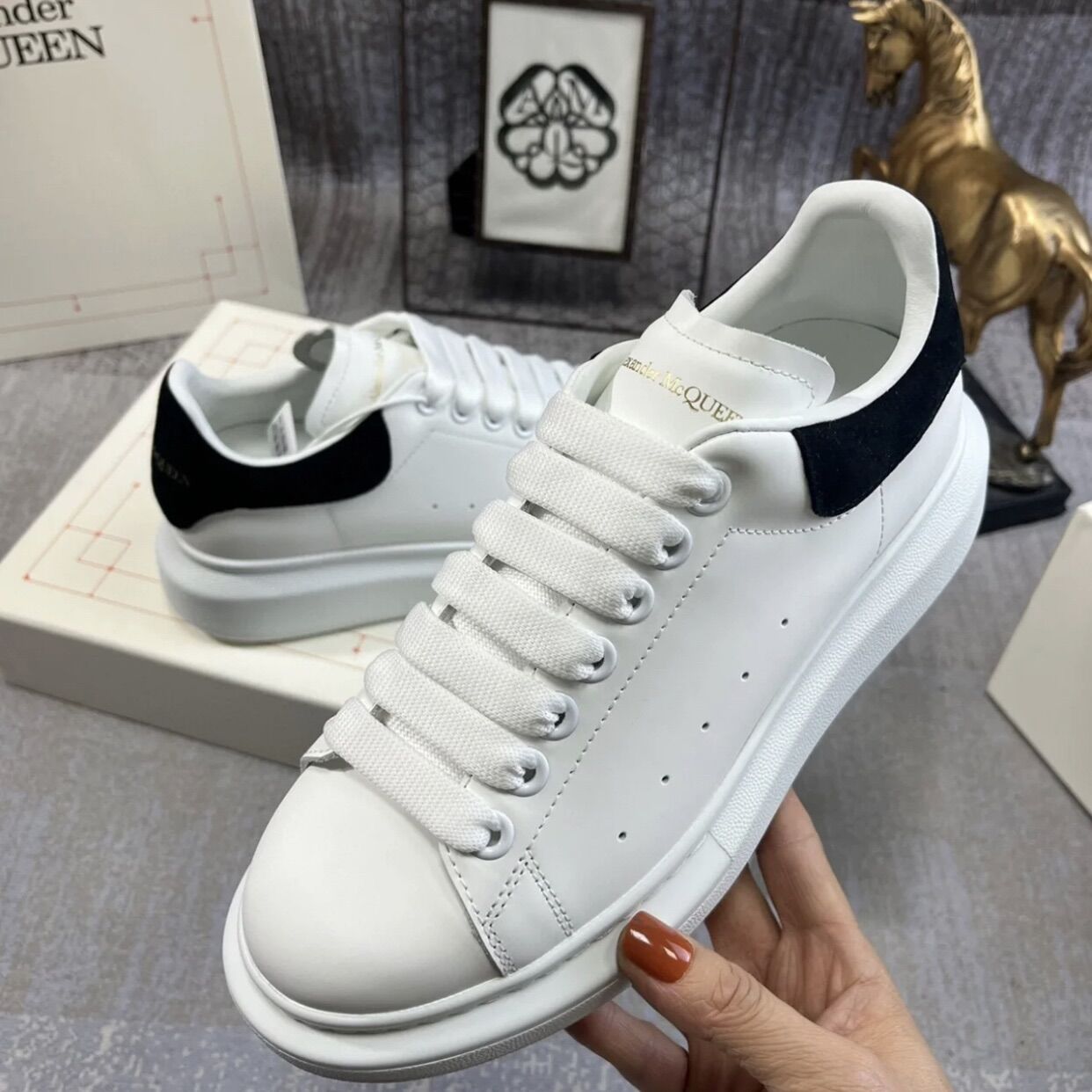 Giày Alexander McQueen Sneaker Black (gót đen nhung, da bò 2 lớp cao cấp, chuẩn like auth, giày đi tiệc, cực trendy, nam / nữ)