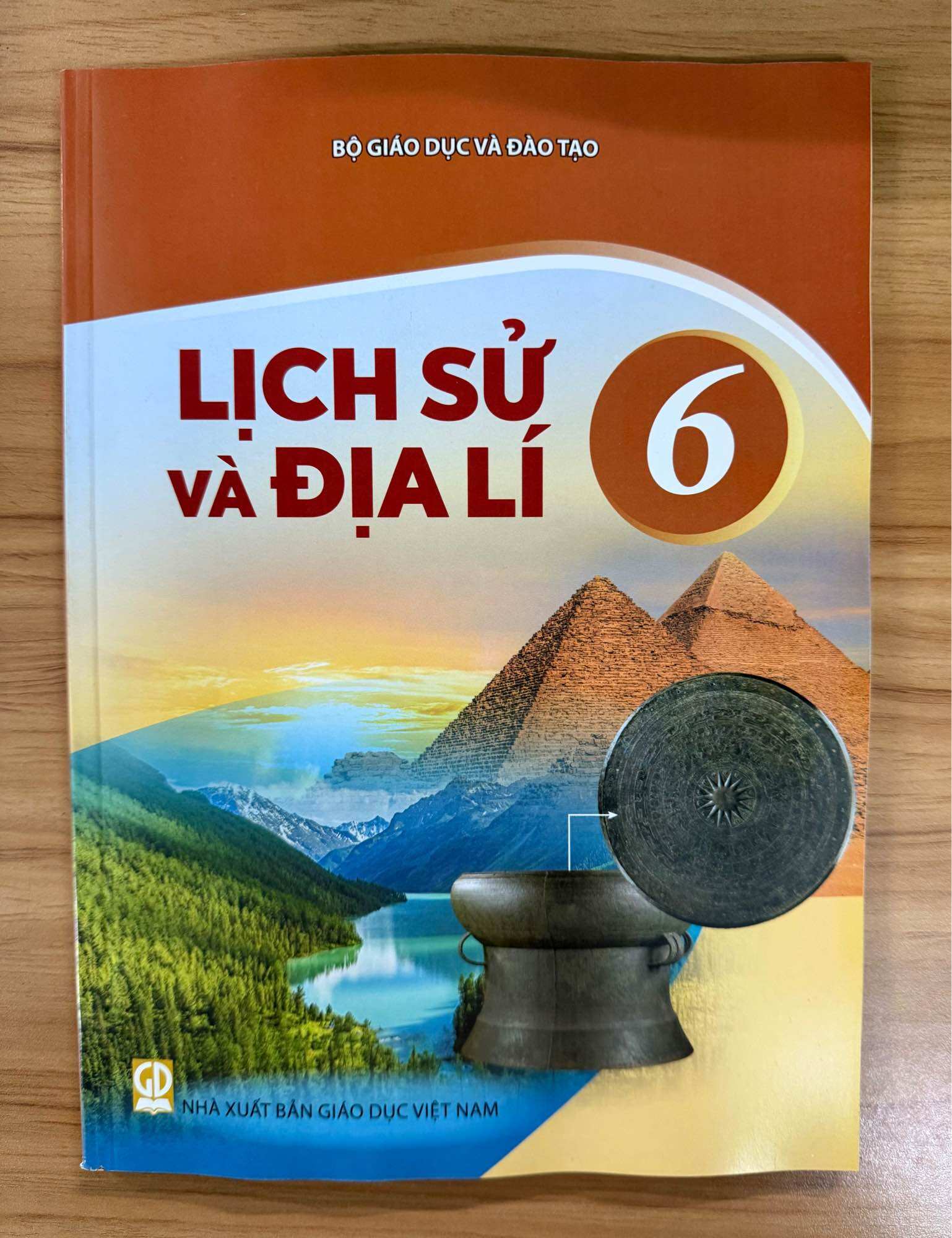 Sách giáo khoa Lịch Sử và Địa Lí 6- Kết Nối Tri Thức Với Cuộc Sống (Kèm nilon bọc sách, nhãn tên)