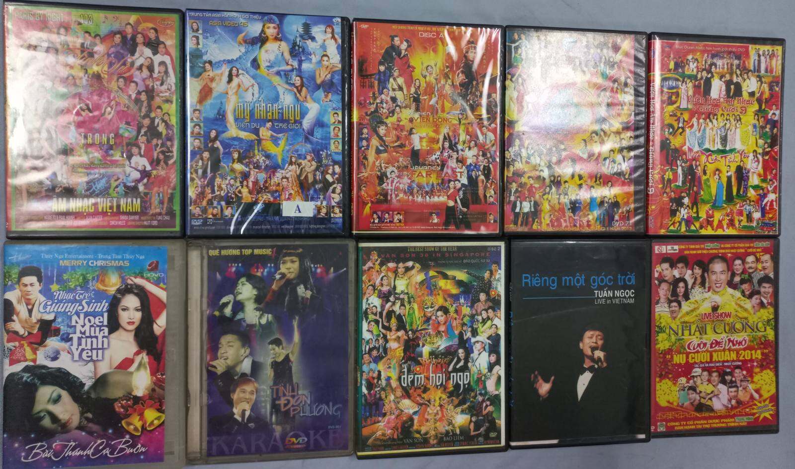 Combo 10 album đĩa DVD (15 đĩa) nhạc Việt xưa đã qua sử dụng như hình. Đĩa đựng hộp nhựa, còn rất đẹp, đã test coi hình ảnh và âm thanh rất tốt.