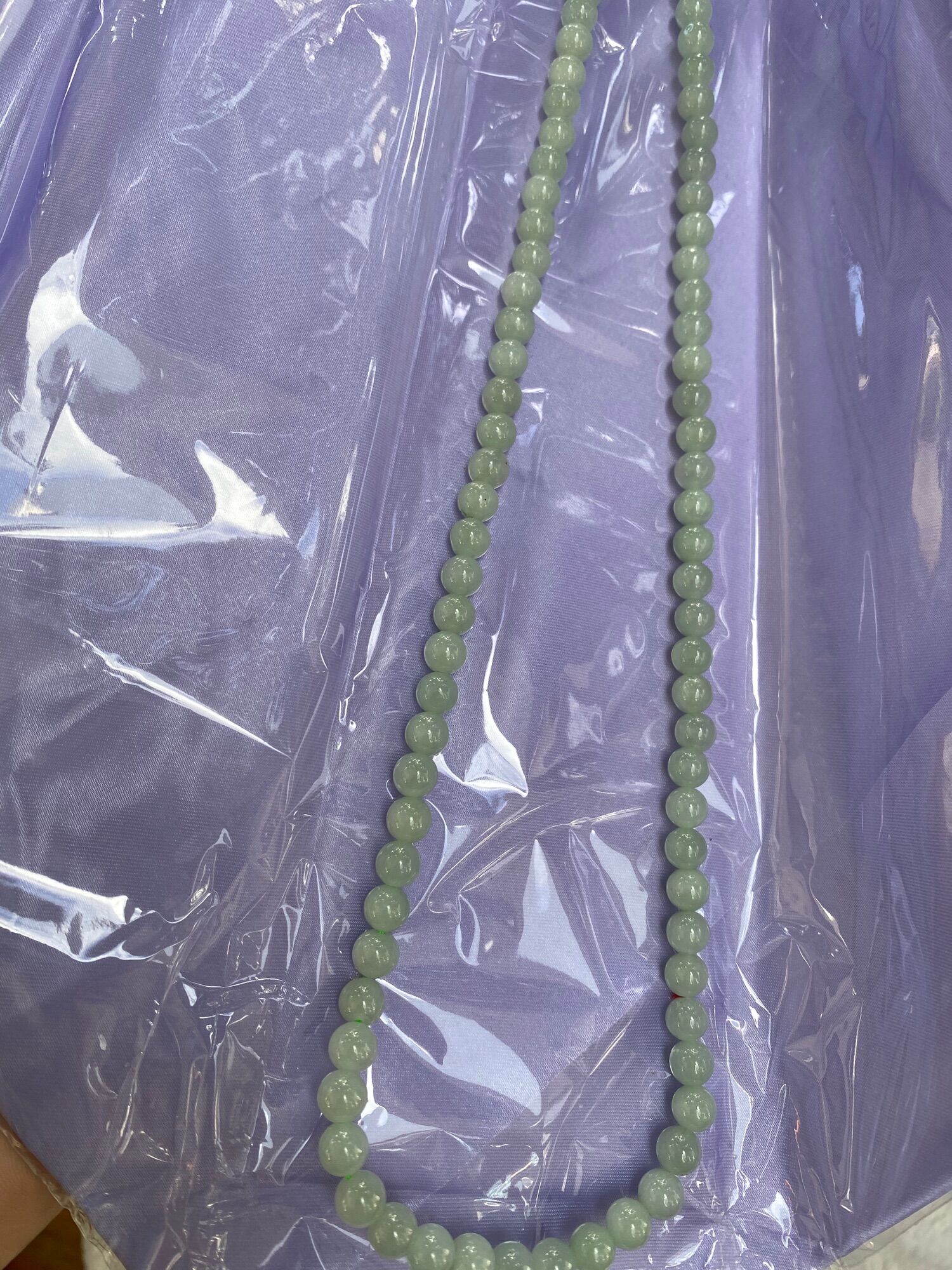 Chuỗi cổ Ngọc phỉ Thuý tự nhiên size 6li dài 56cm. Đeo vừa thời trang - cực tốt cho sức khỏe.