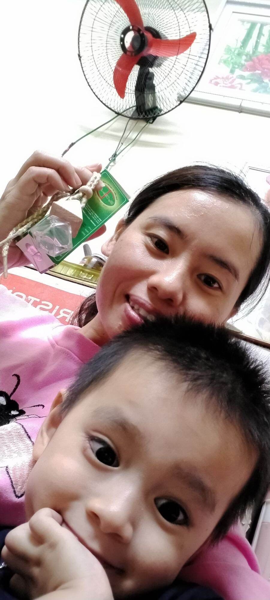 lọ đựng tinh dầu treo xe