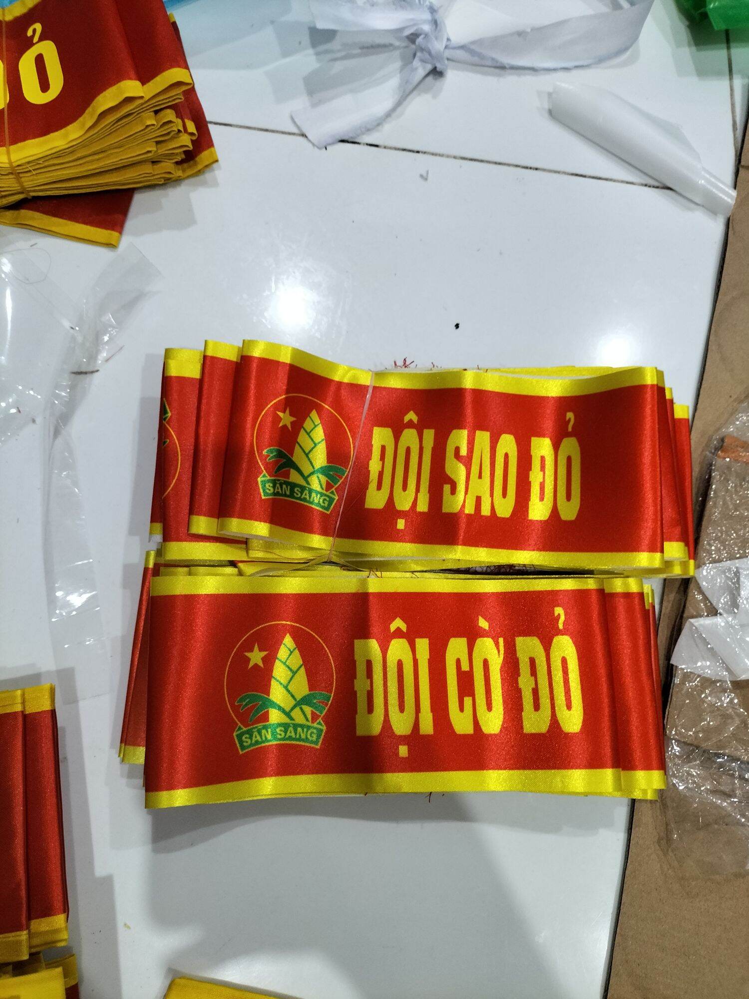 Băng đội đội cờ đỏ/ đội sao đỏ (tặng kim băng)