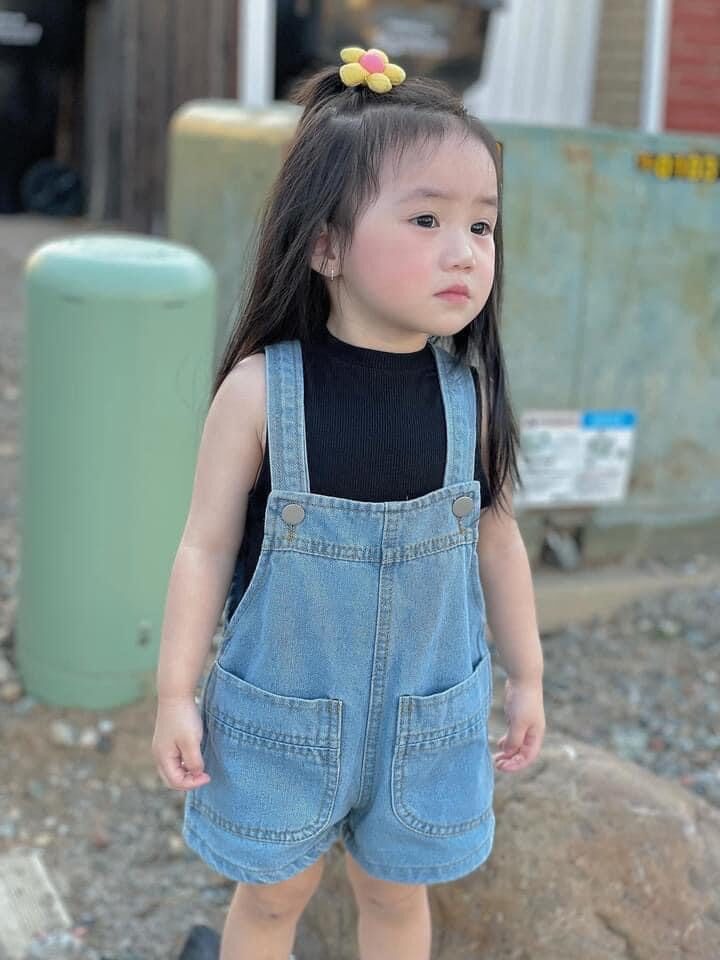 Set yếm jean đùi cho bé gái/áo thun ba lỗ đen cho bé gái chất cotton 4c co giãn mạnh/set quần yếm jean bé gái 0-3 tuổi