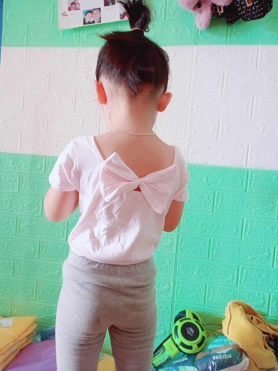 Áo thun nơ lưng bé gái