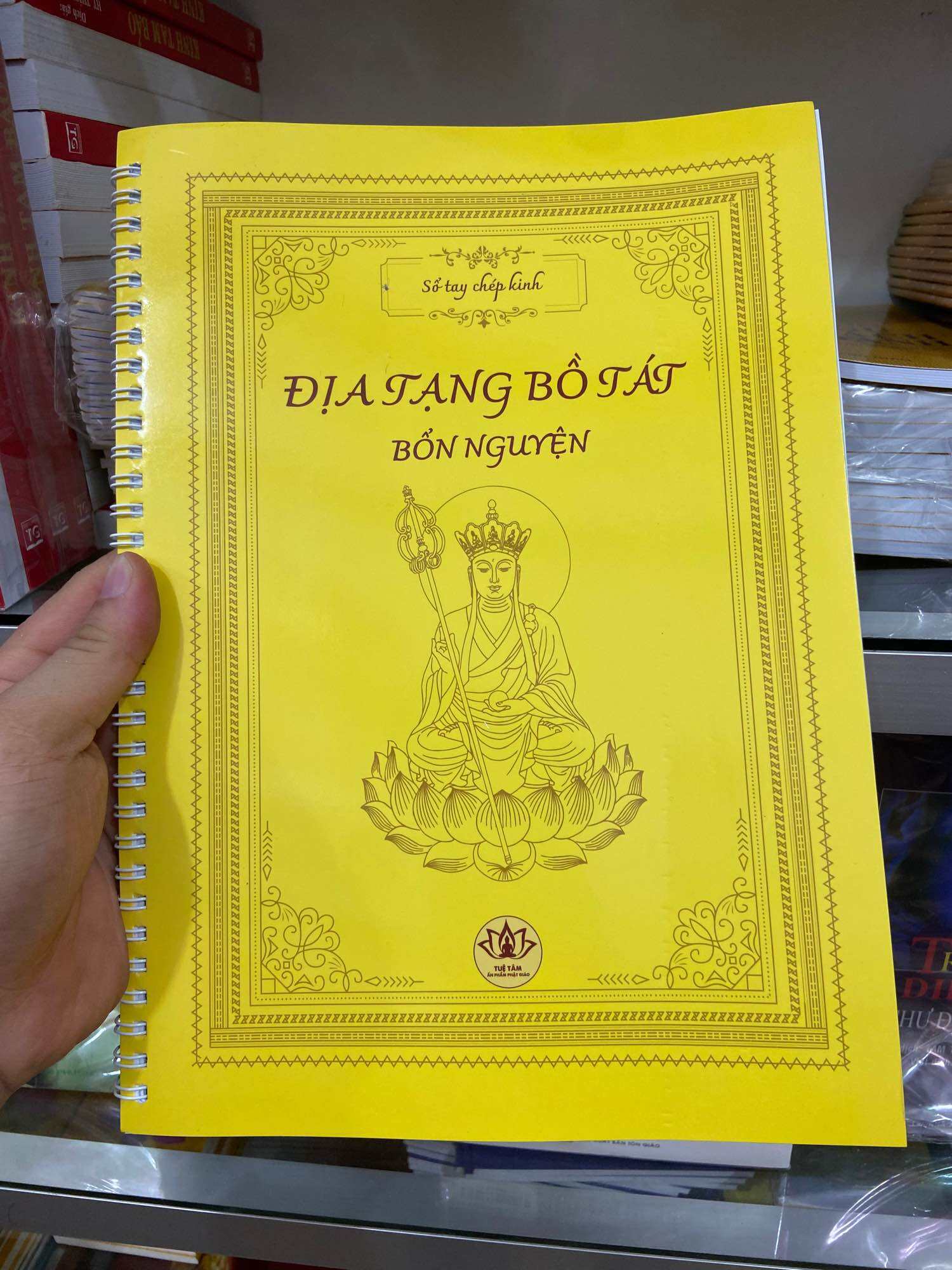 Vở chép kinh Địa Tạng in mờ bìa vàng