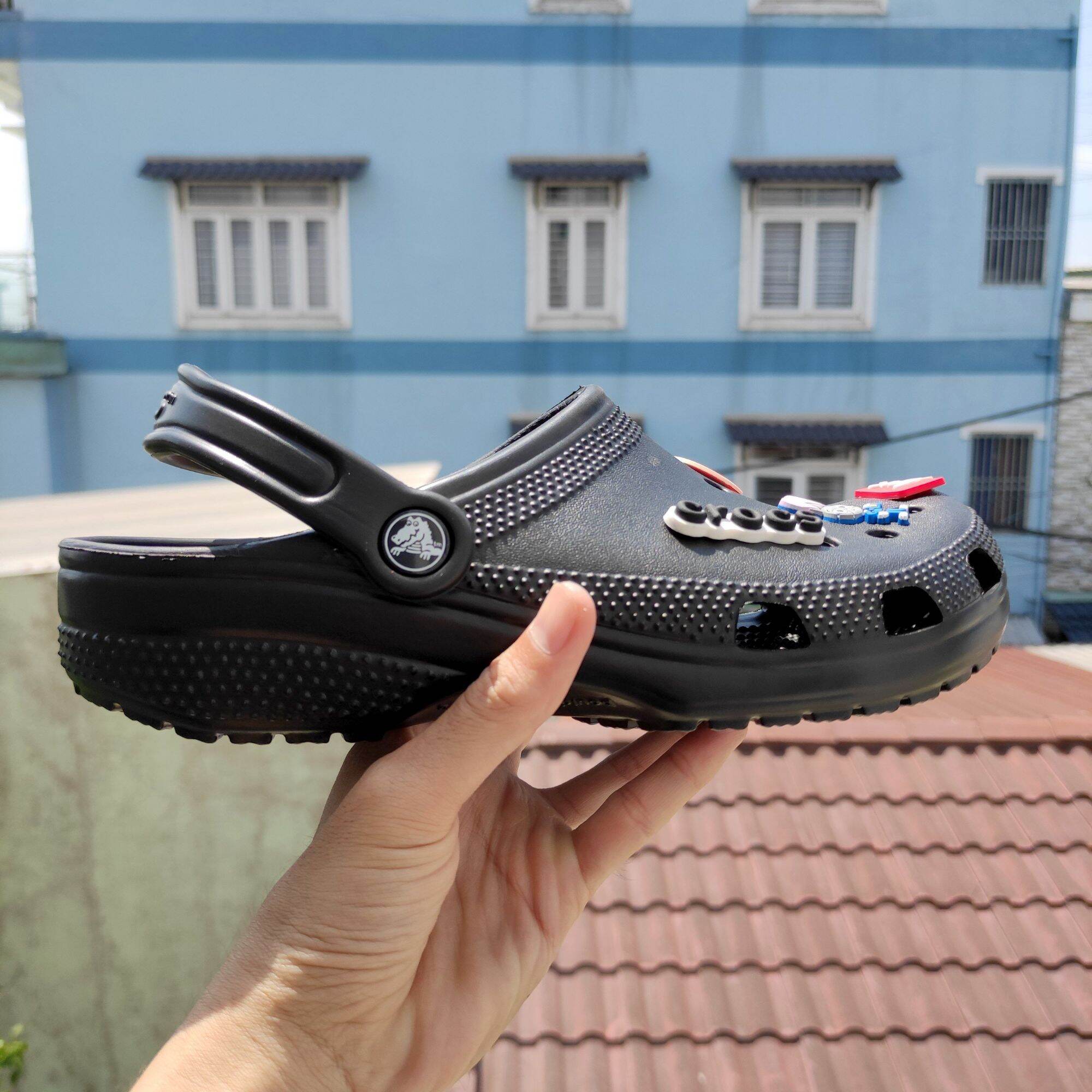 HCM]Dép Sục CROCS Xuất dư Tặng kèm 6 stickers gắn dép (Dép có logo dập nổi  và logo cá sấu ở nút tròn) 