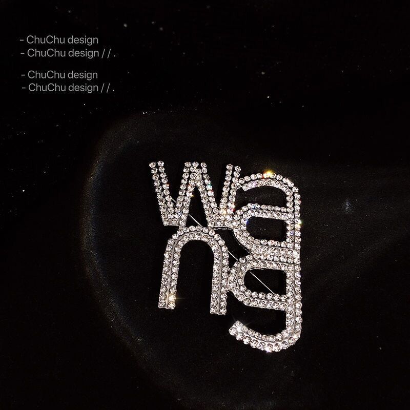 Ghim Cài Áo Chữ Wang Đính Đá