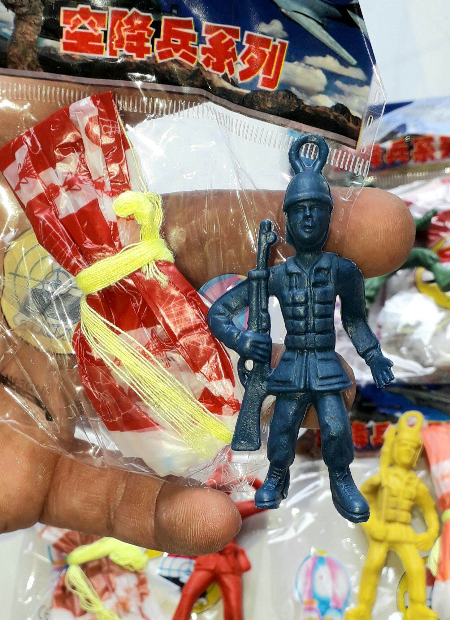 Combo 4 cái mô hình lính nhảy dù tuổi thơ