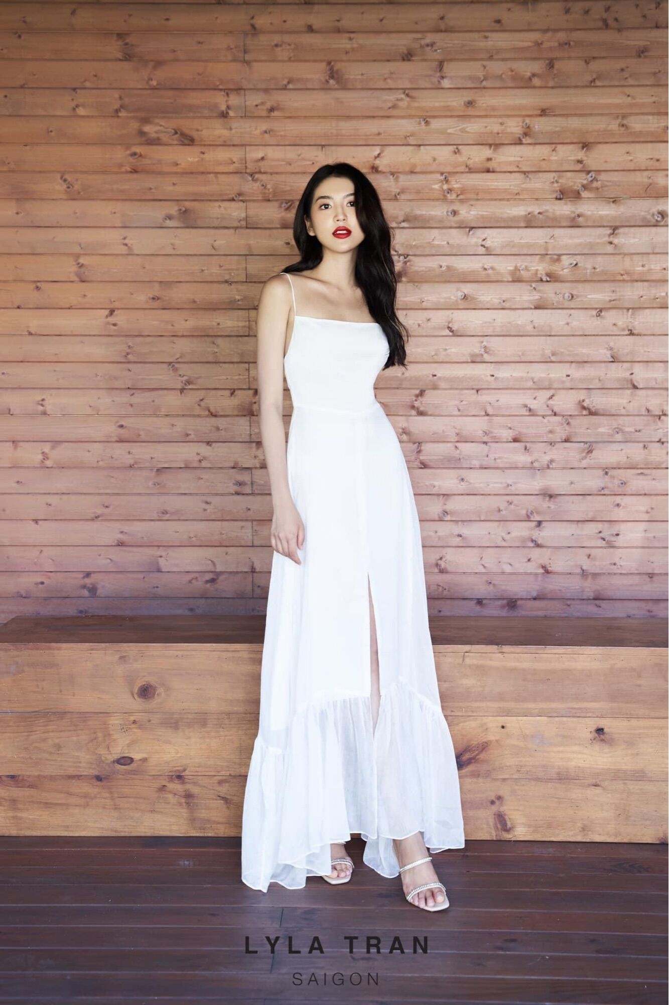 Đầm maxi du lịch trắng/đỏ 2 dây ôm eo xẻ tà (SILKY)