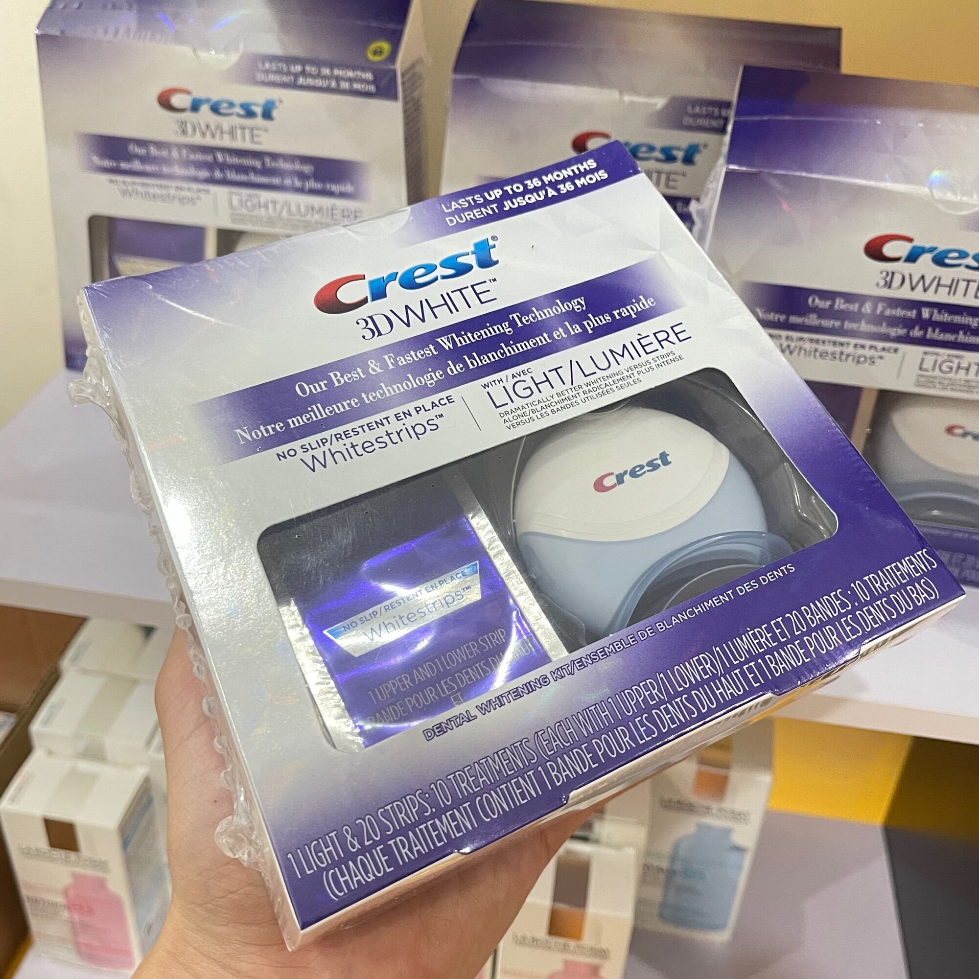 Miếng dán kèm máy chiếu làm trắng răng Crest 3D White 20 Whitestrips & 1 Light