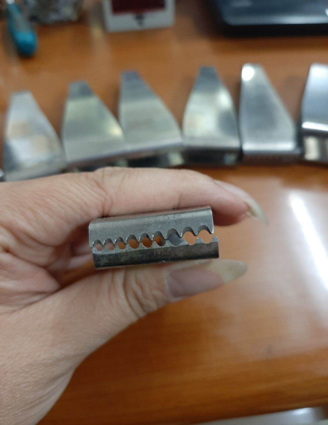 NHÍP CẠO MEN DÂY ĐỒNG LƯỠI RĂNG CƯA
