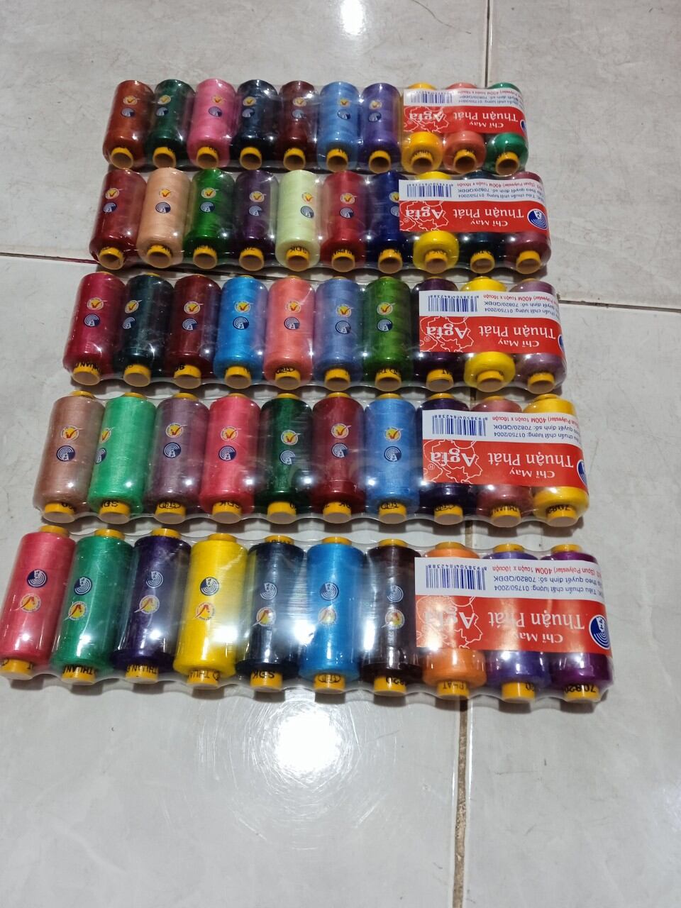 Chỉ may công nghiệp và gia đình ,1 vĩ 10 ống ,giá bán 40000