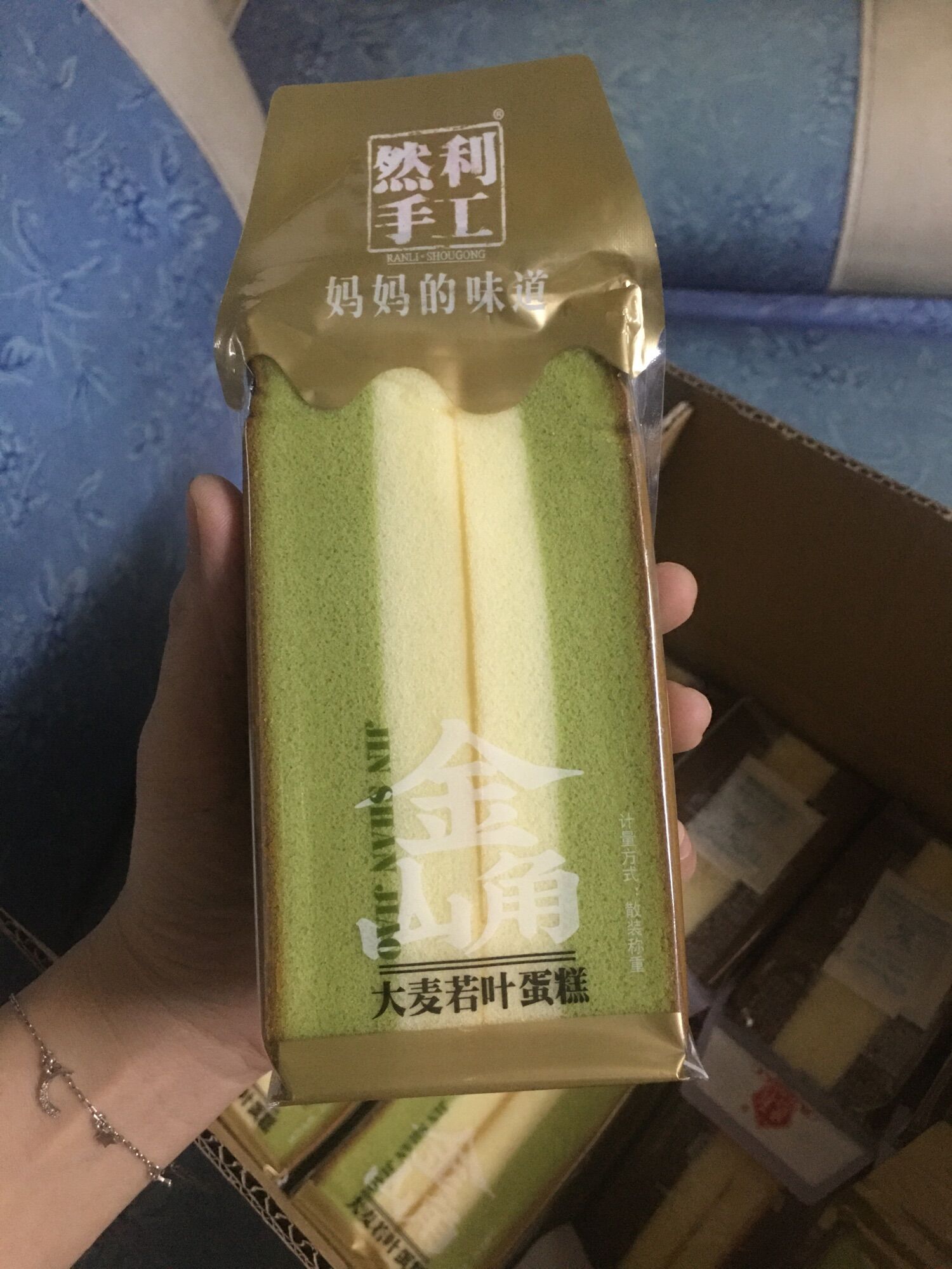 Bánh bông lan tam giác