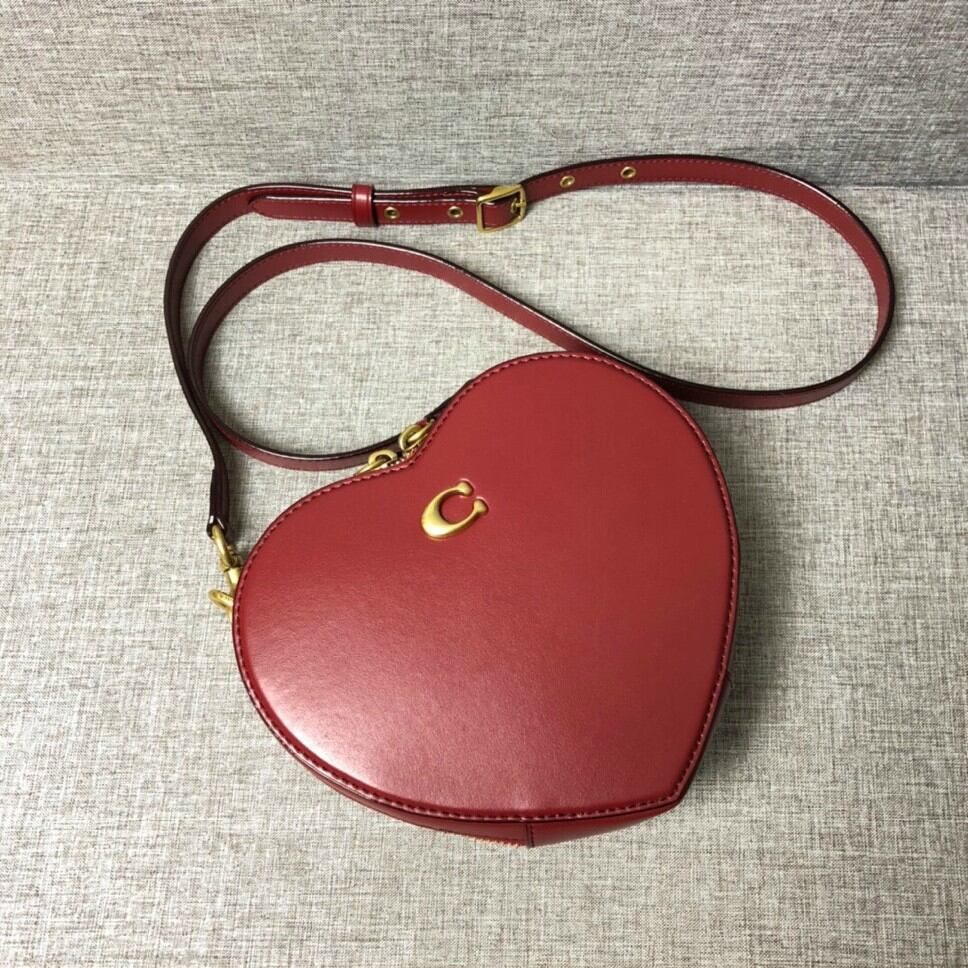 Coach heart crossbody bag siêu sang chảnh