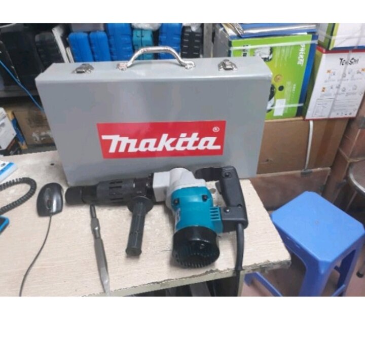 Máy đục phá bê tông Makita 0810 dây đồng 100 được thiết kế chuyên dụng với công suất lớn đến 900W với tốc độ va đập lên tới 2900lần/phút