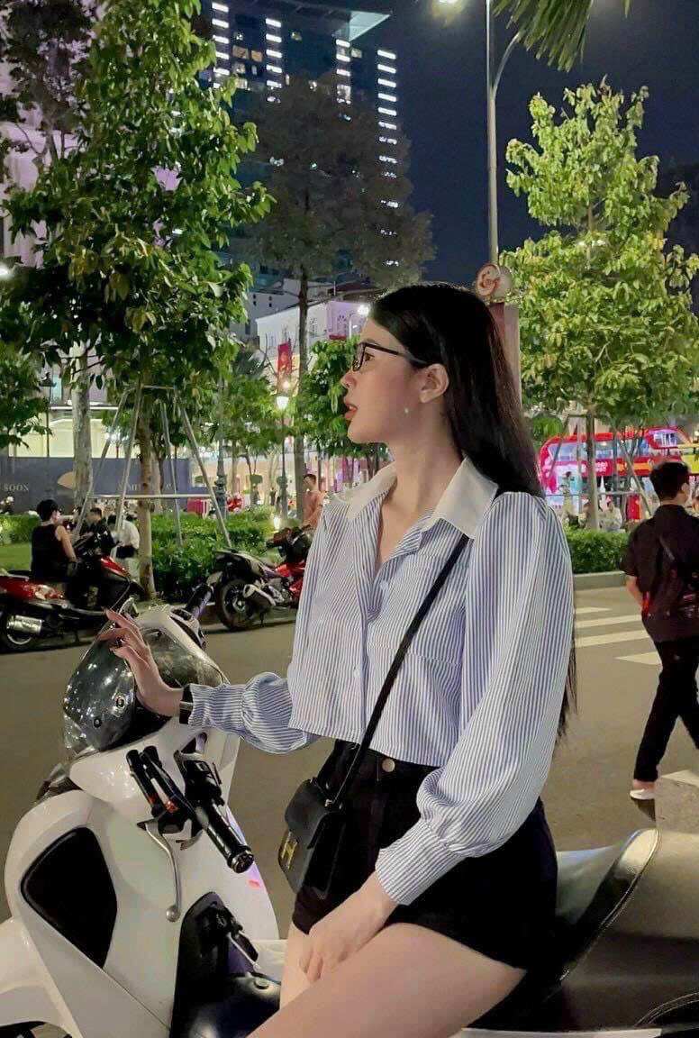 Áo sơ mi croptop sọc xanh cổ trắng BG