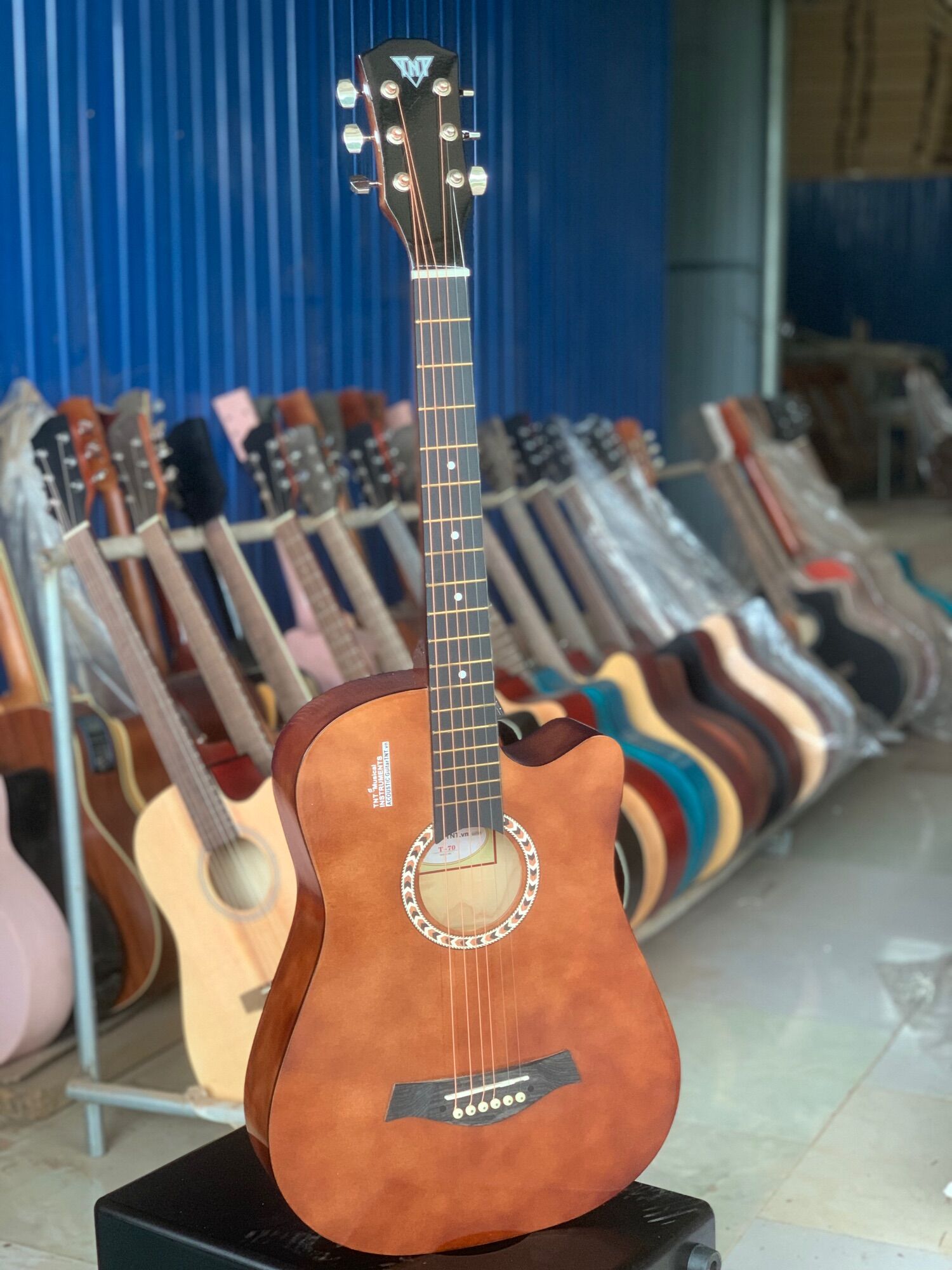 Guitar T70 nhiều phần quà hấp dẫn lên phụ kiện cho khách hàng thân yêu