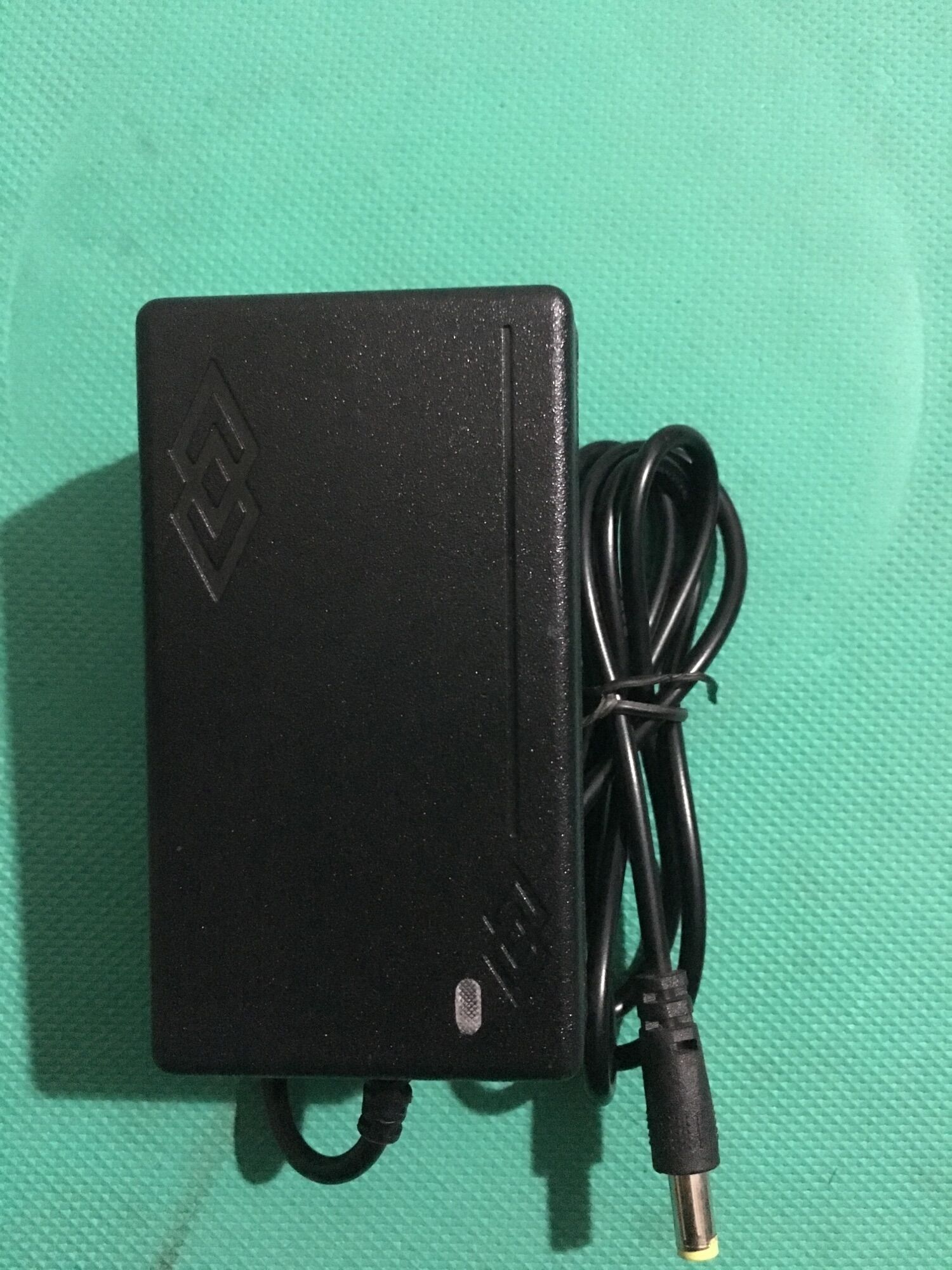Sạc 3S 12.6V 2A có đèn báo khi đầy pin(Loại tốt)