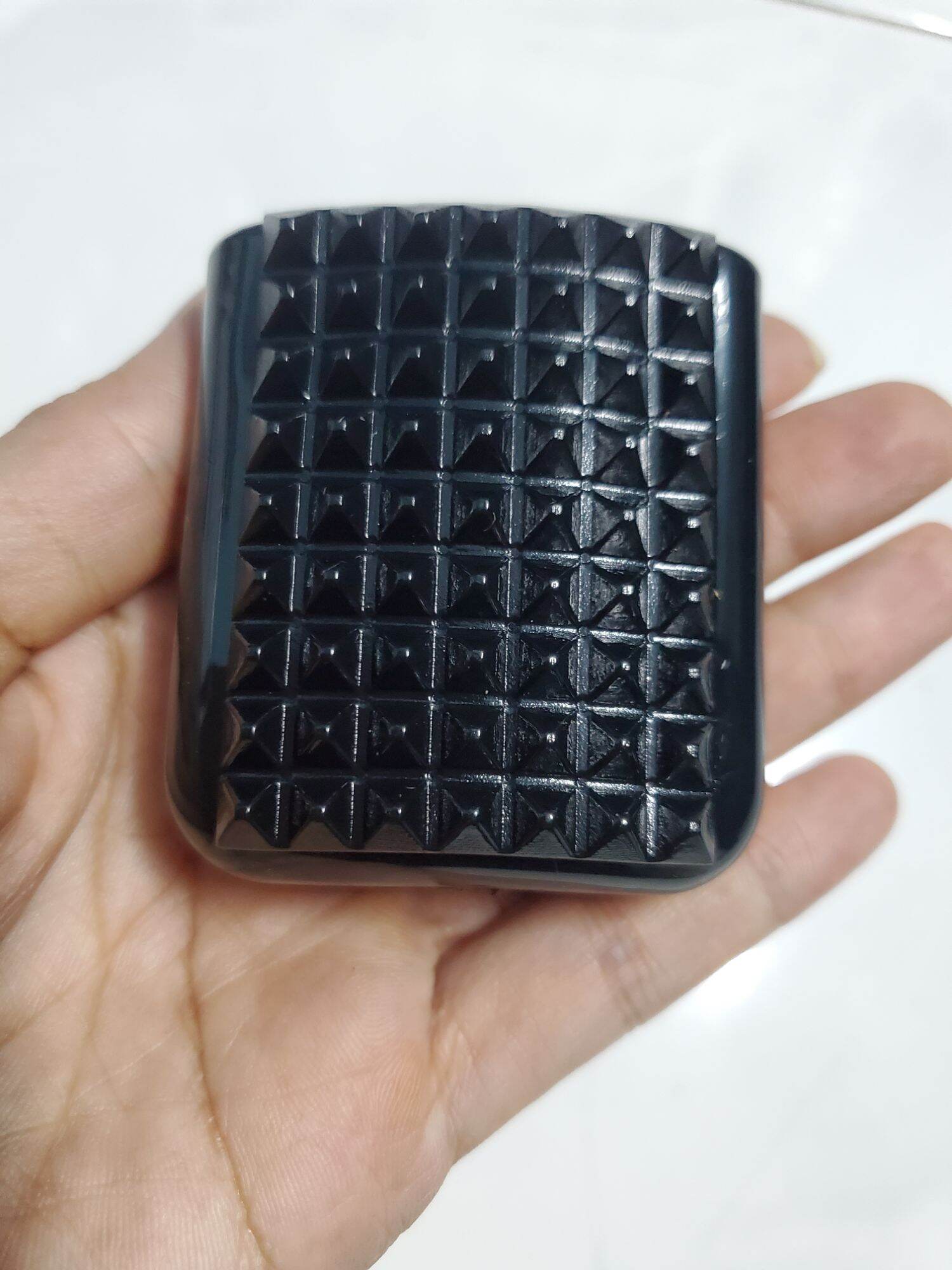Miếng đạp thắng cao su gắn cho xe máy.