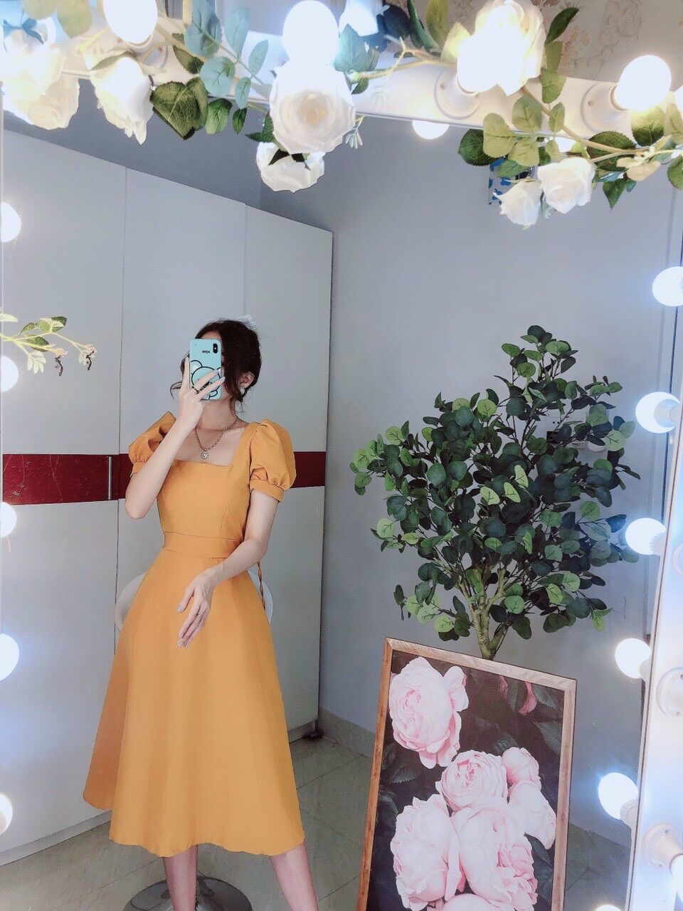ĐẦM XOÈ CỔ VUÔNG TAY PHỒNG.
