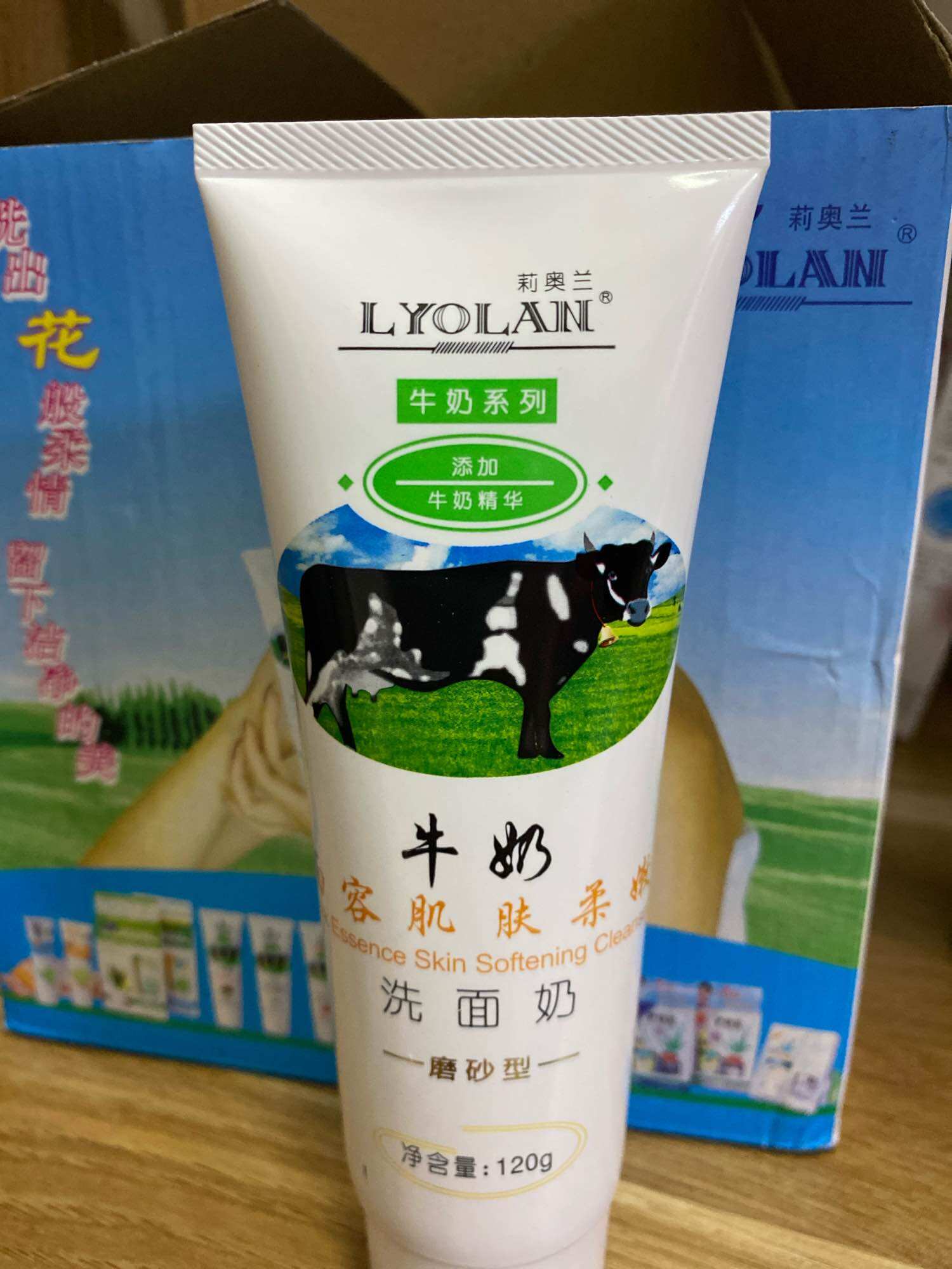 Sữa rửa mặt sữa Bò - Dưa leo LYOLAN 120gr