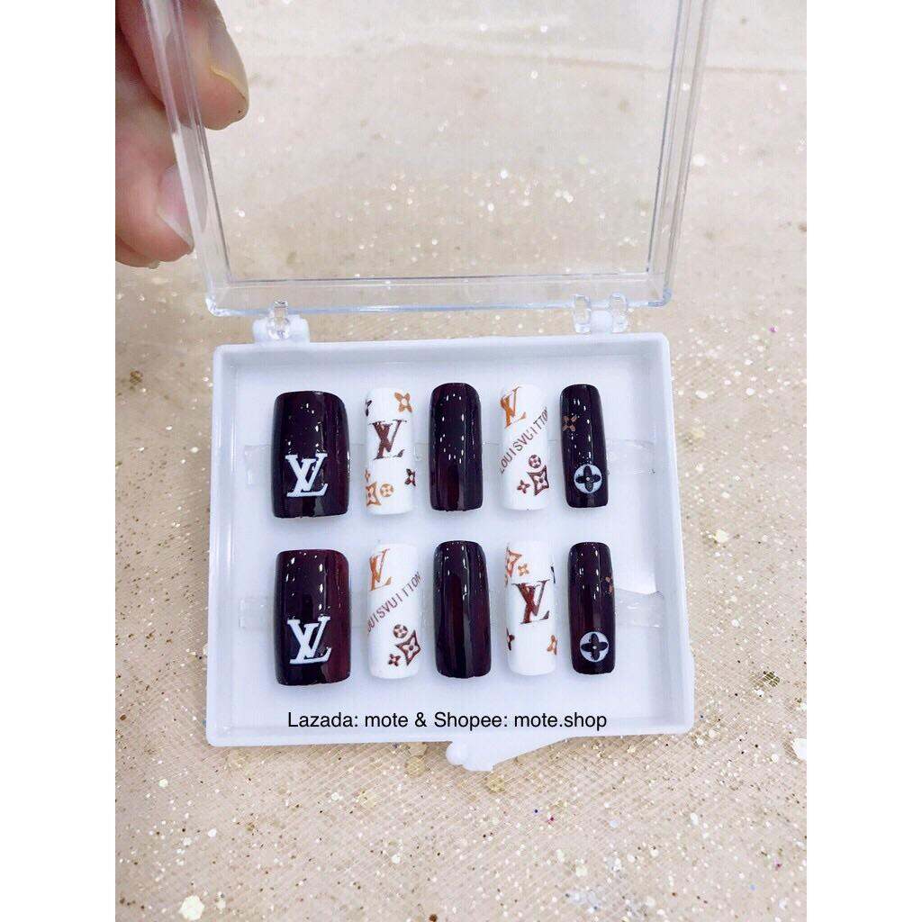 Móng tay úp nails thiết kế LV nâu 1 - tặng keo và dũa