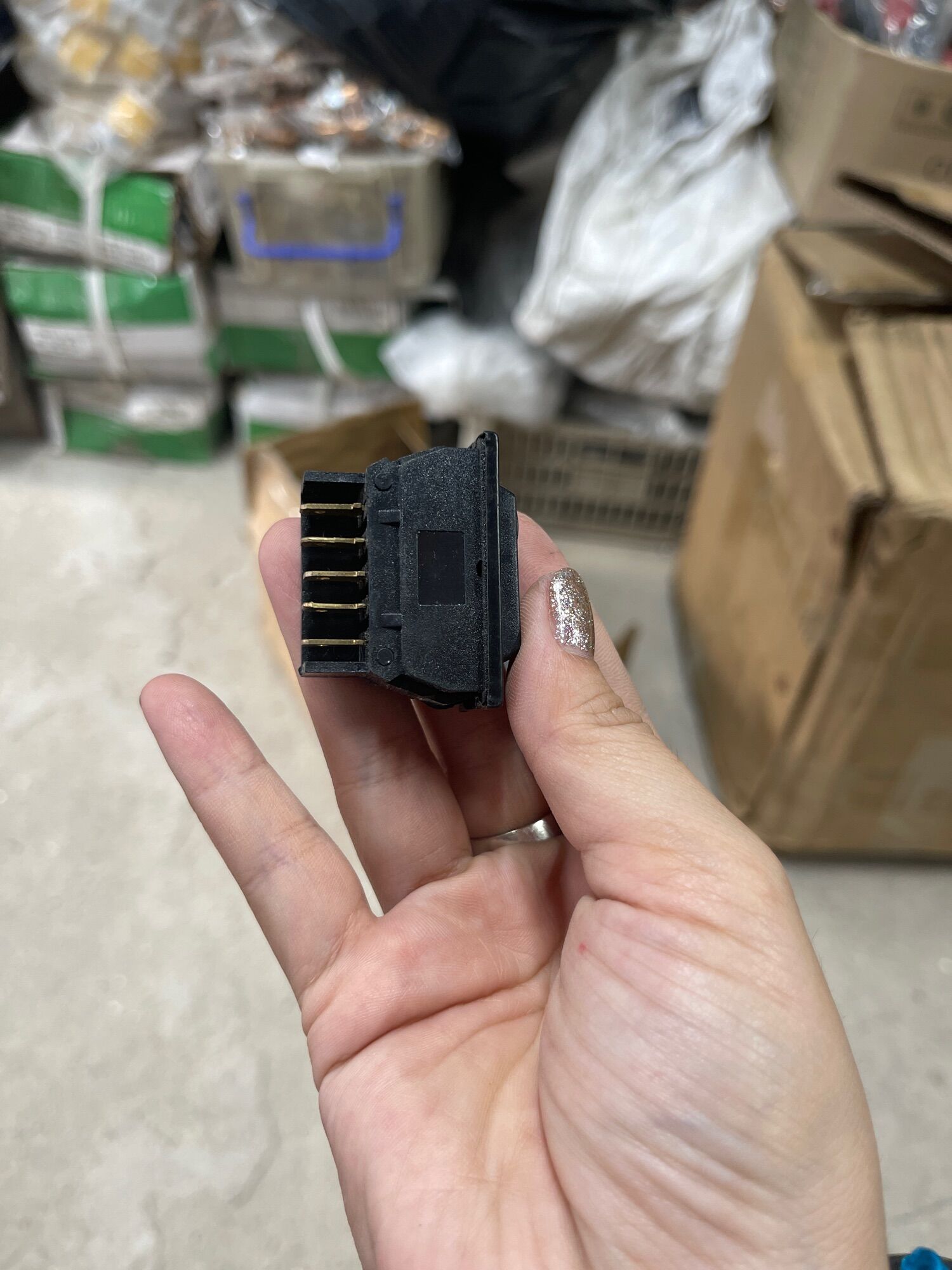 công tắc nâng hạ kính xe hơi
