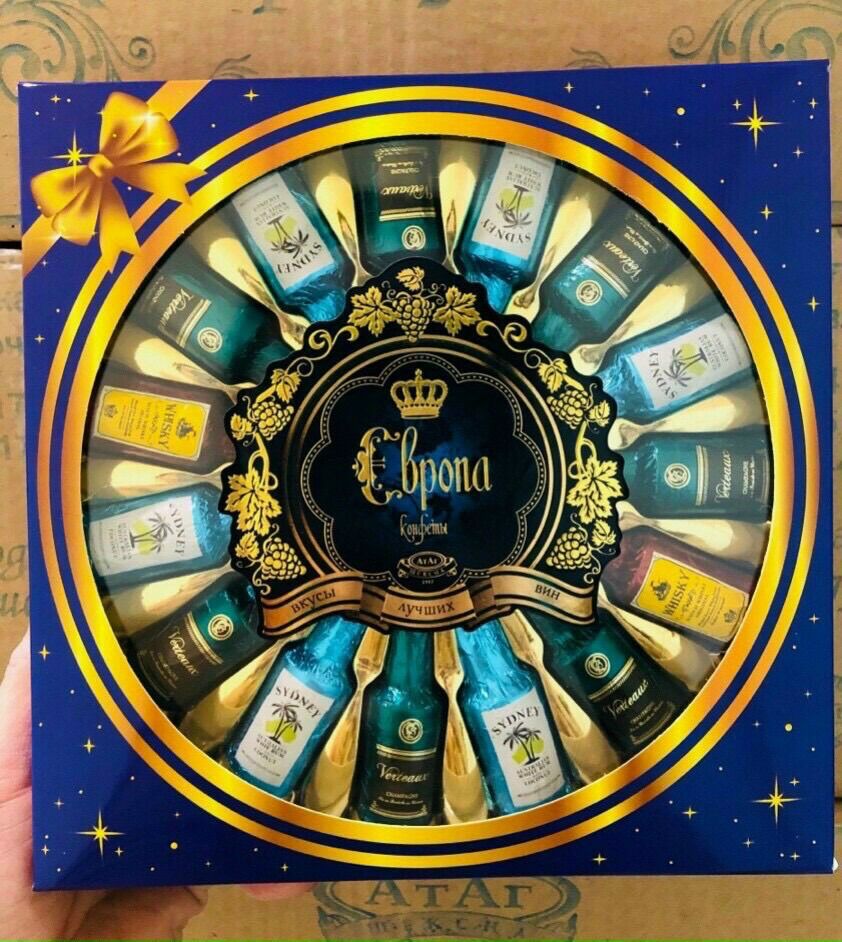 Socola Nga hộp 220g chai ruou xanh và kẹo xoắn đỏ