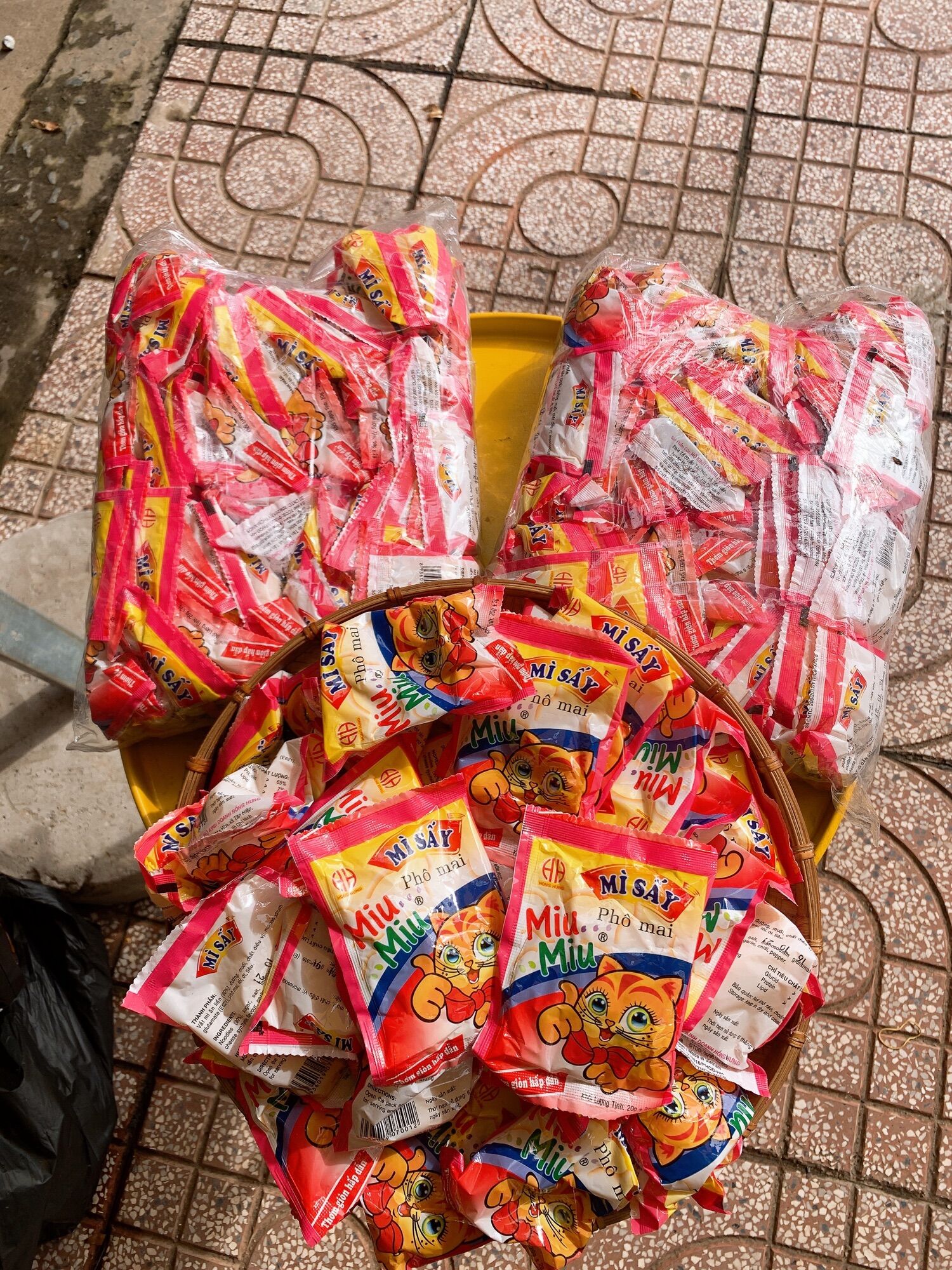 1 bịch 50 gói mì trẻ em tuổi thơ