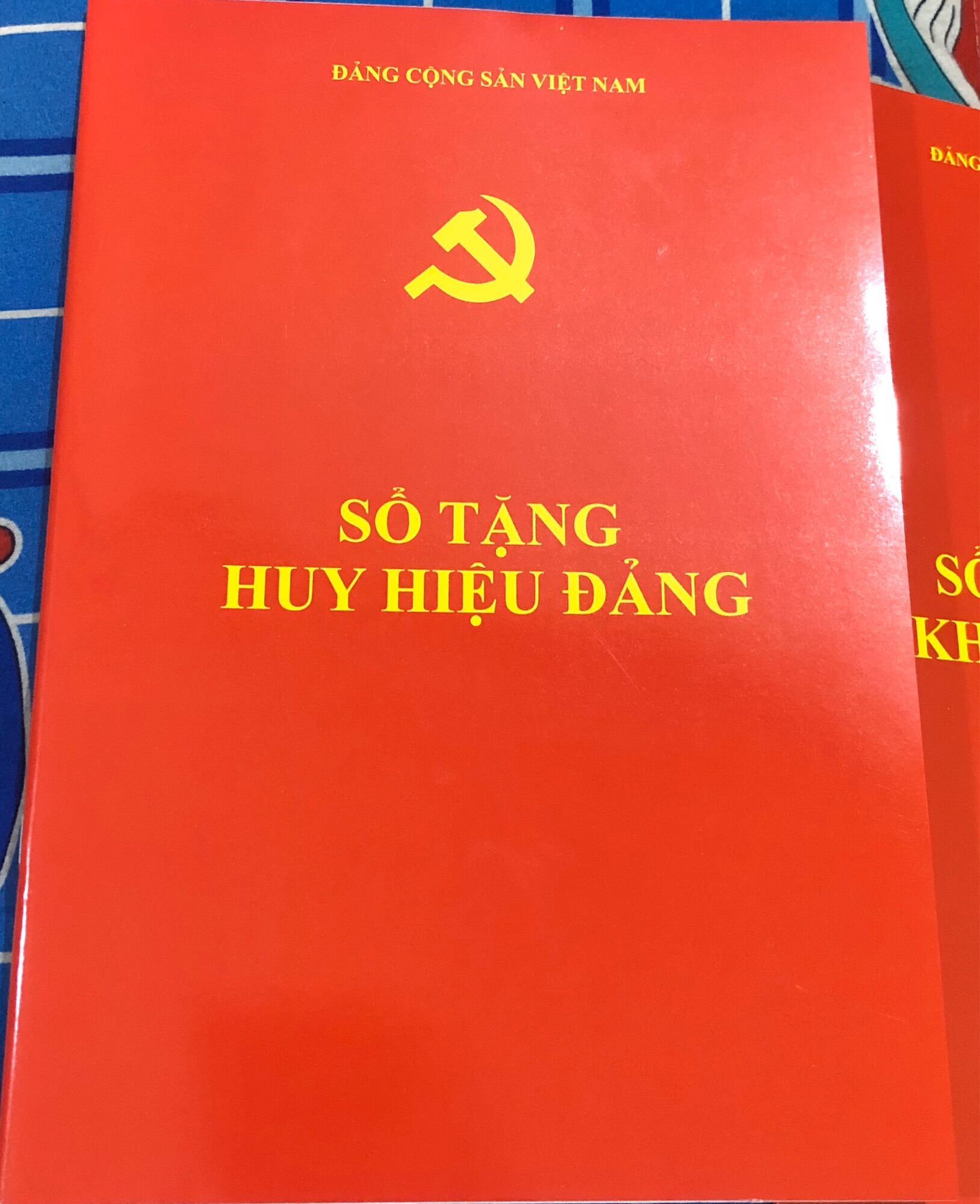 Sổ tặng huy hiệu đảng