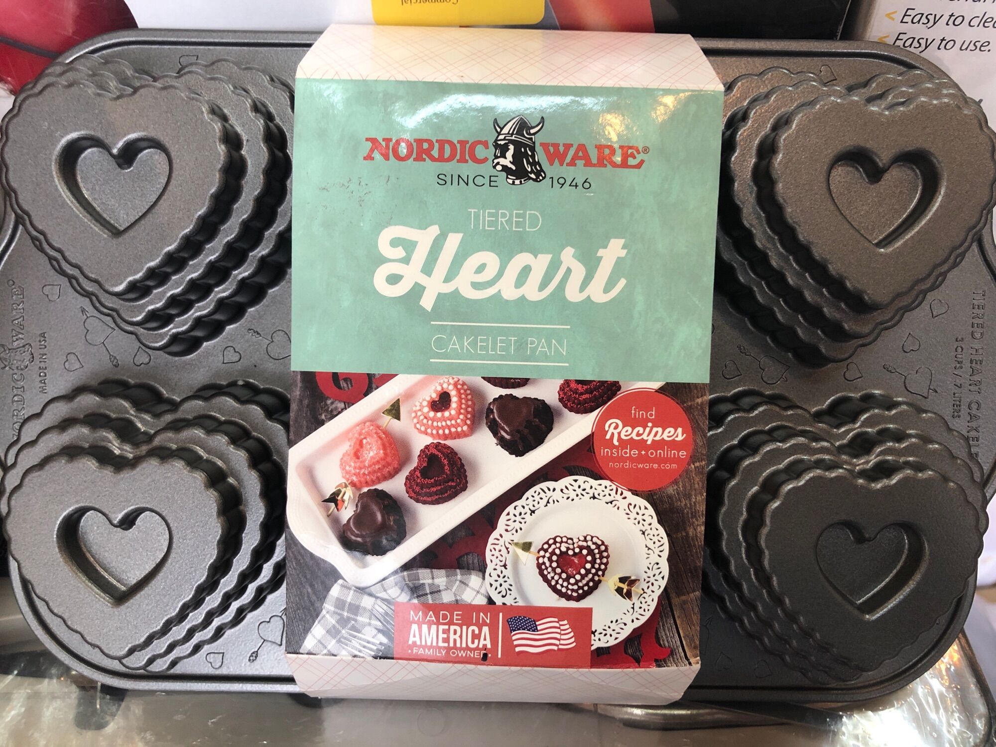 Khuôn nhôm đúc chống dính Nordic Ware tim tầng 6 bánh mini