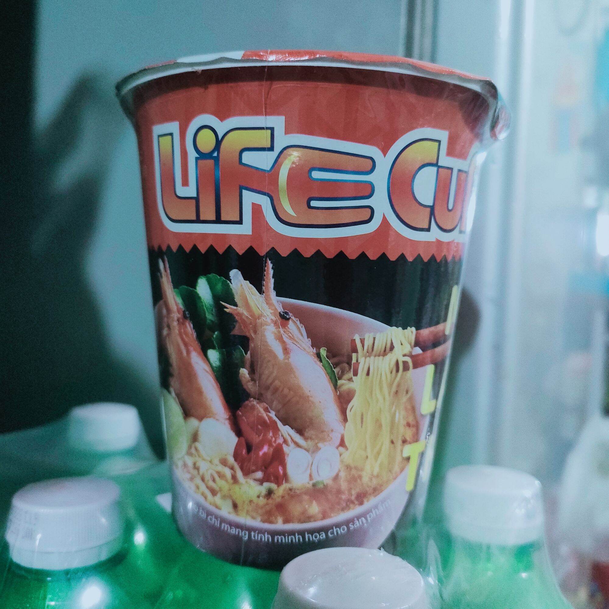 Thùng 24 ly mì Lẩu Thái Life Cup | Thương hiệu Life Cup | Mì ăn liền | Hình ảnh tô mì với tôm và rau | Thiết kế màu đỏ và đen | Phù hợp cho bữa ăn nhanh hoặc nấu ăn tại nhà