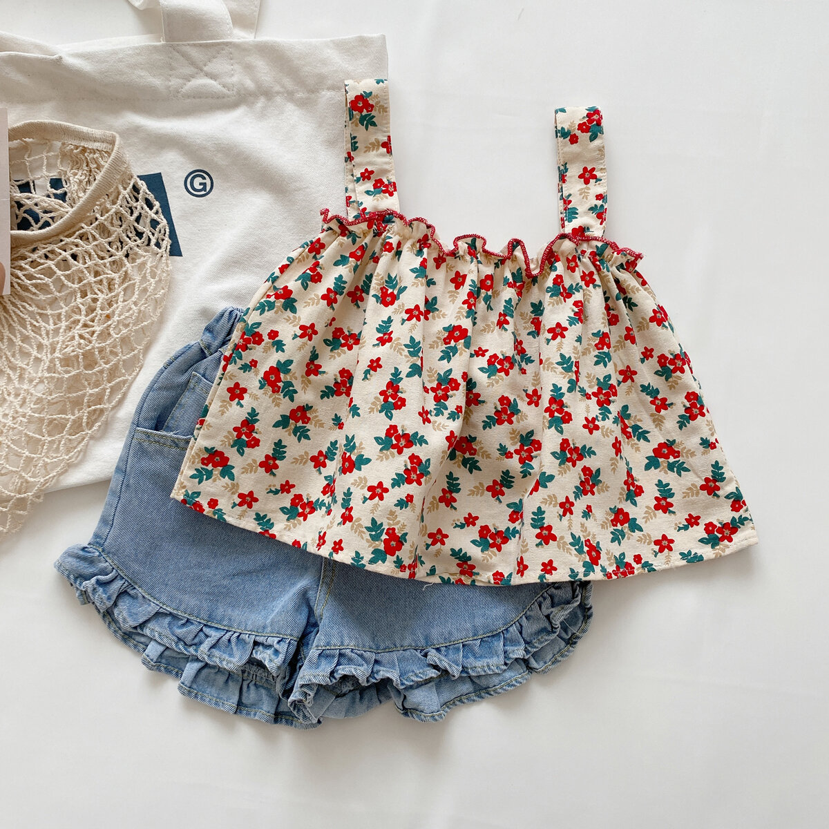 Bộ áo ba lỗ hai dây bé gái áo ba lỗ kiểu tây hoa nhí + quần bò ngắn bộ hai chiếc trang phục mùa hè trẻ em vừa và nhỏ hai dây