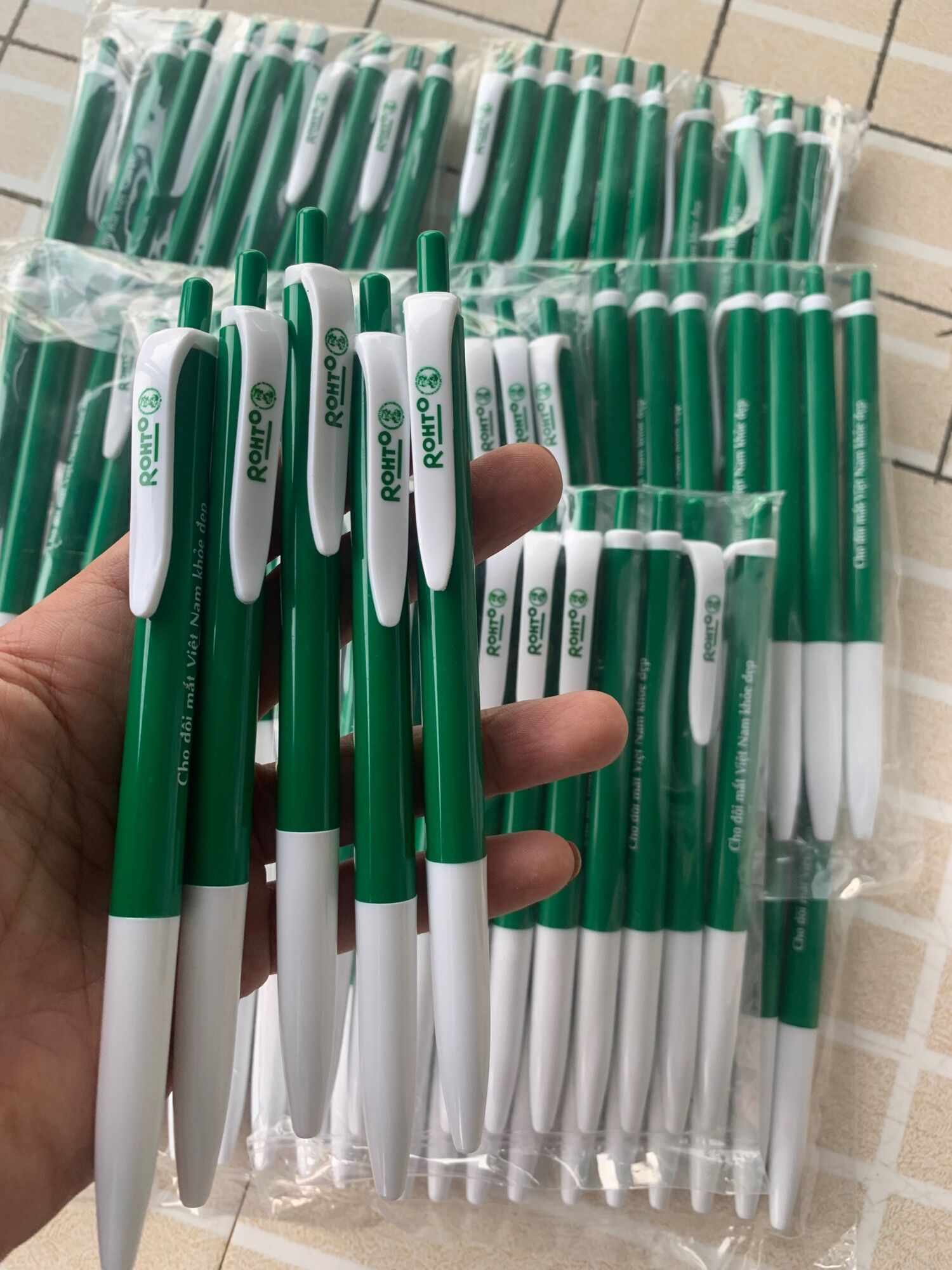 Bút bi rohto mực xanh 20 cây