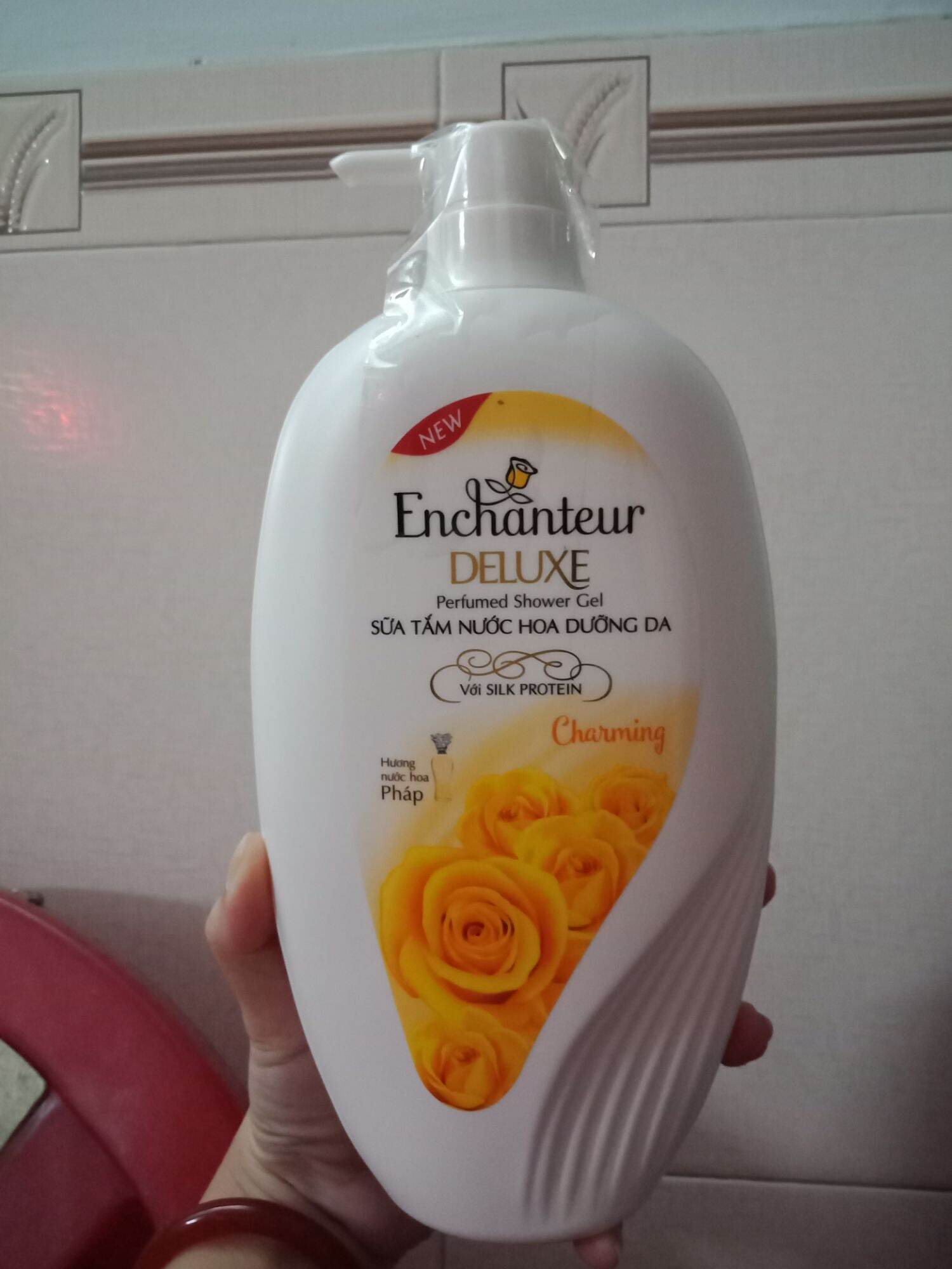 Sữa tắm Enchanteur charming 900g