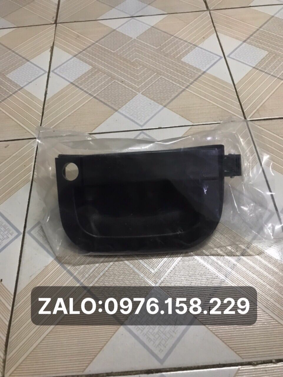 Tay mở cửa ngoài kia bongo3