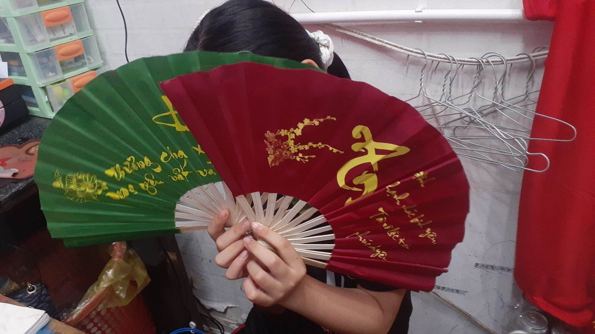 Quạt vải lụa cầm tay