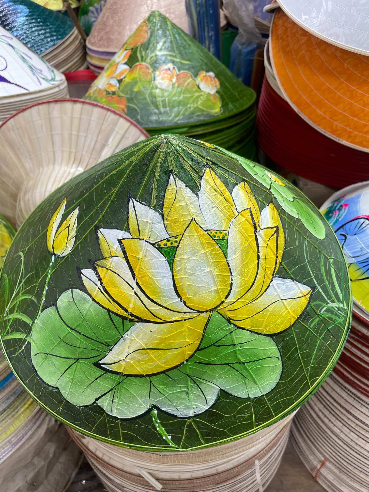 Nón lá sen xứ Huế