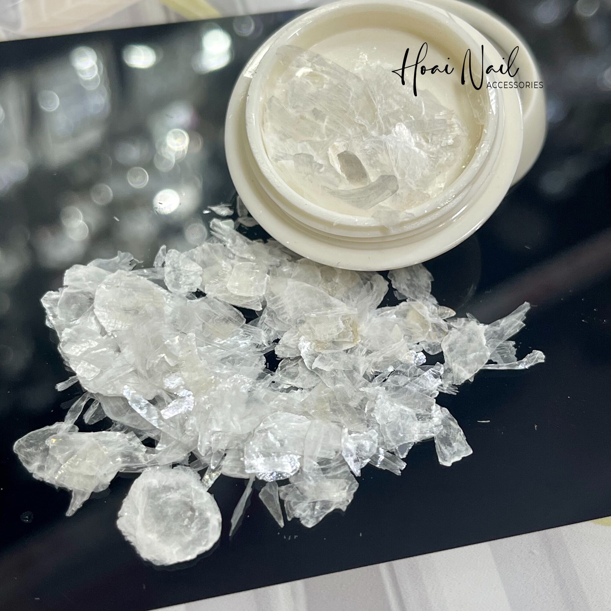 Xà cừ tuyết màu trắng đính móng tay