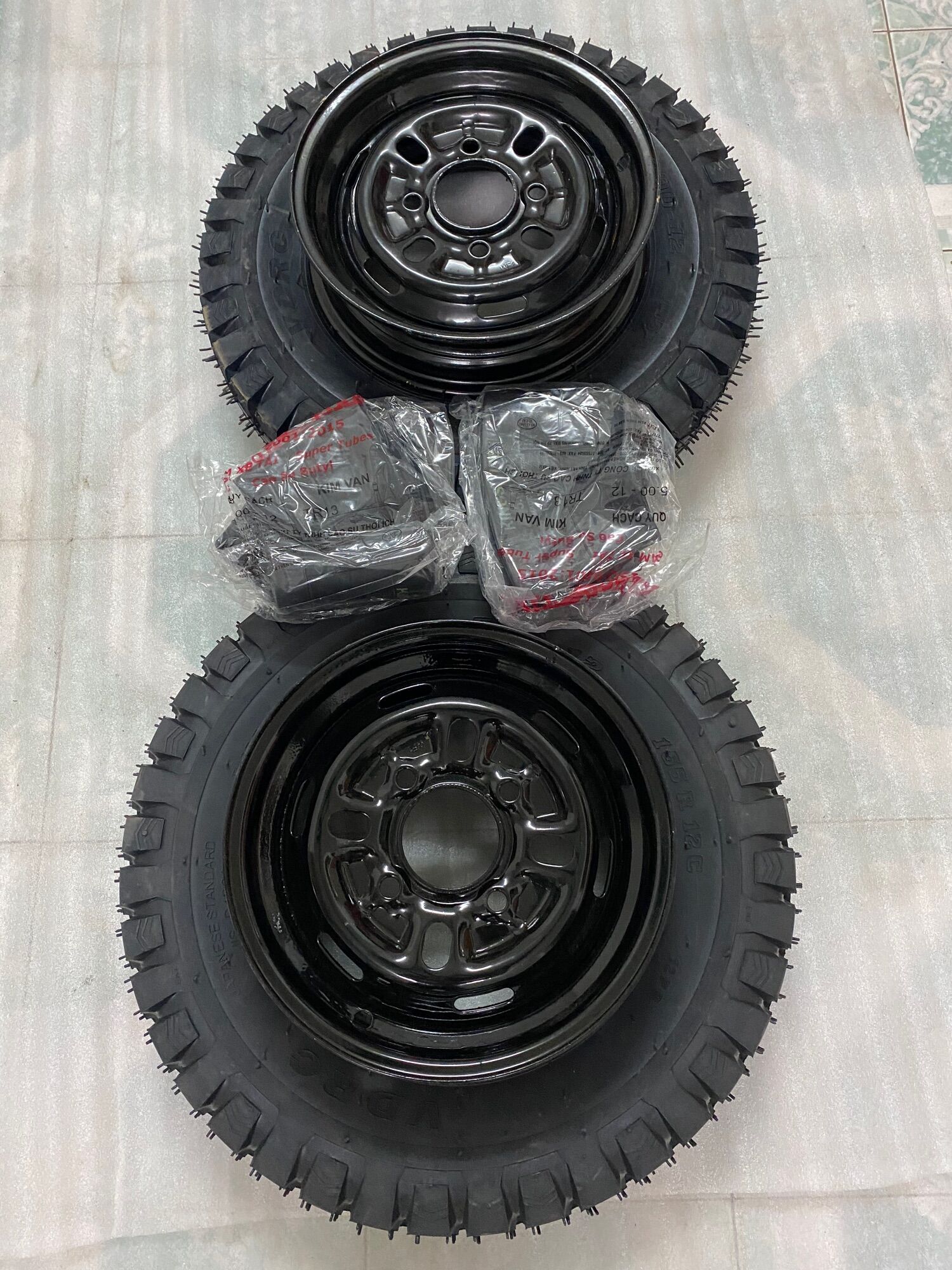 Đôi bánh xe 500-12 tim ốc lazang 8x11,5 bao gồm 2 lốp,2 săm,2 lazang.lốp 12pr.lazang tim lỗ đo vuông 8cm.đo chéo 11,5cm