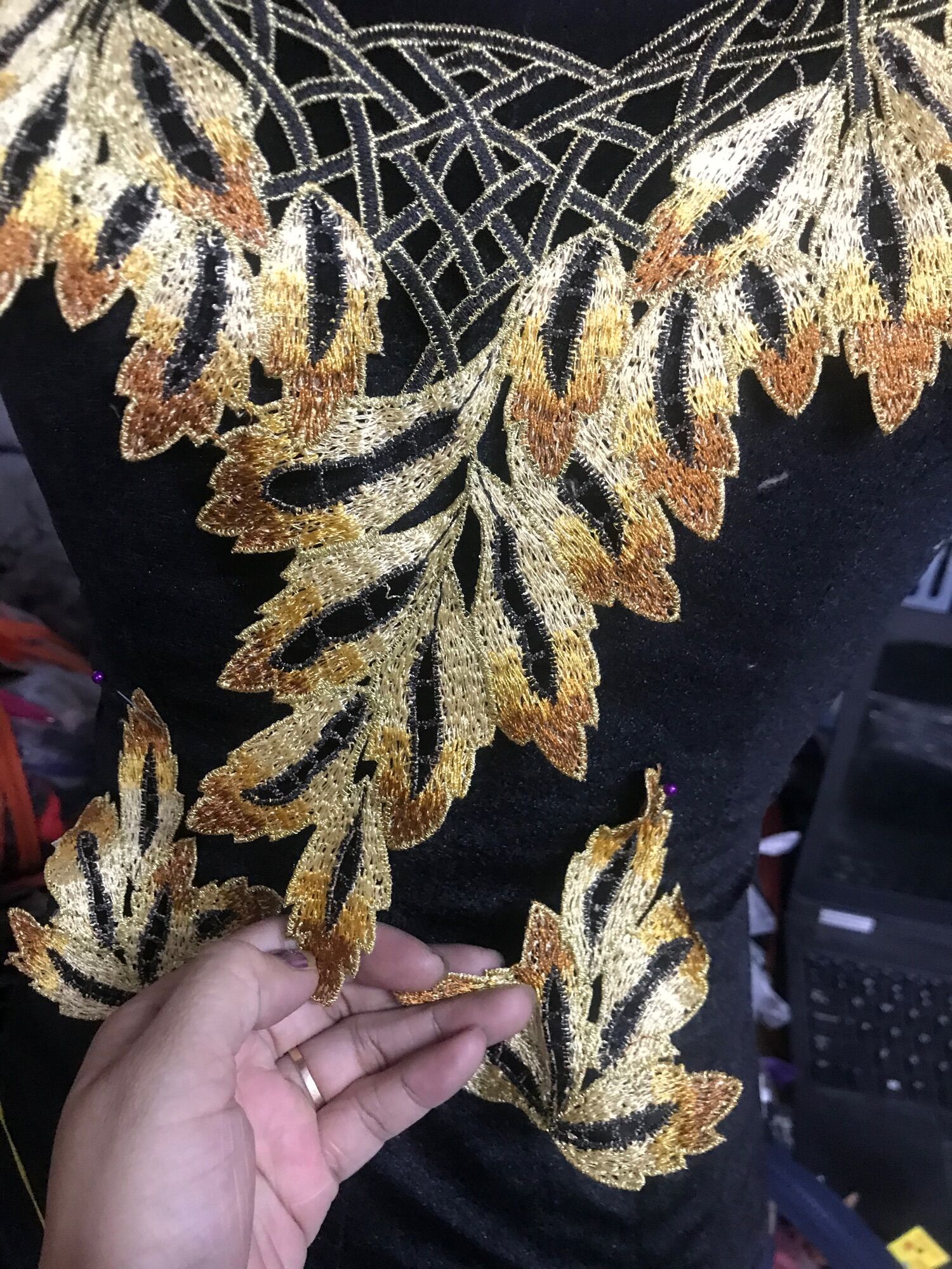 Ren bộ cổ áo và 2 tay thêu