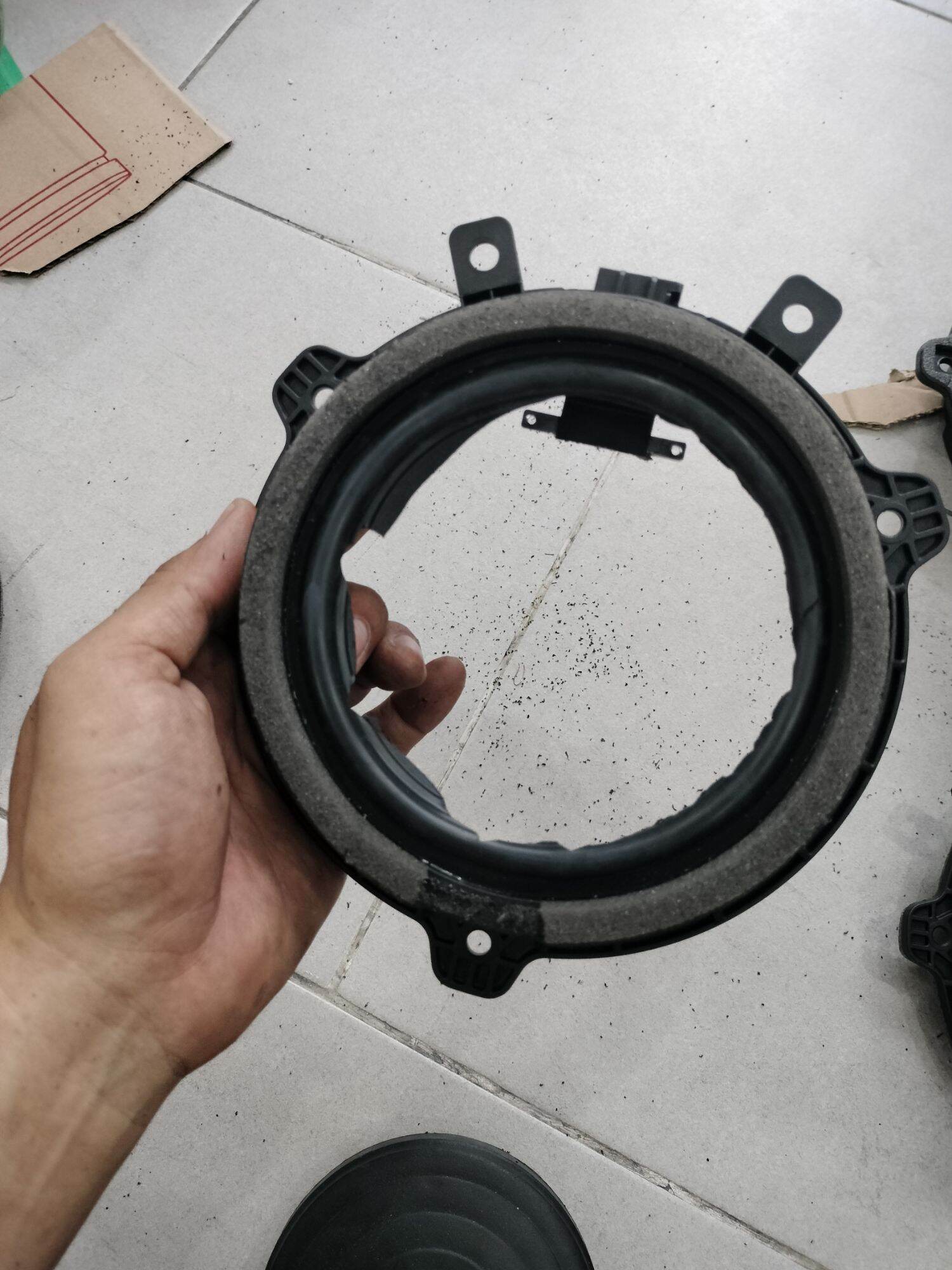 Đế dưỡng loa 13cm tháo xe huyndai 3 lỗ ốc cắm giắc zin của xe