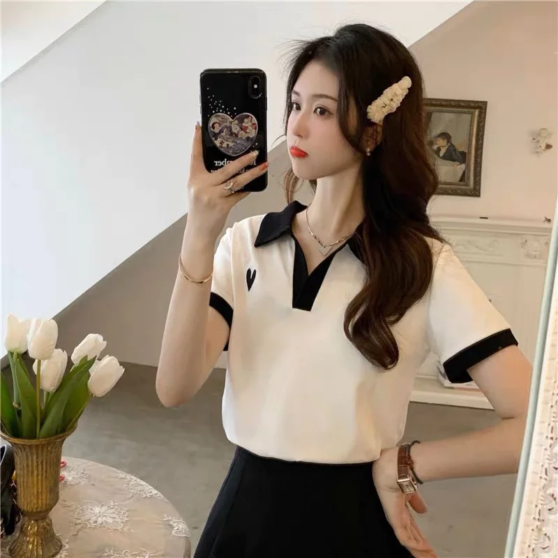 Áo croptop cổ bẻ thêu trái tim tay ngắn