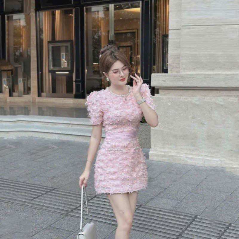 Váy đầm nữ cổ tròn viền cườm tay ngắn lông vũ dáng ngắn chữ A 2 màu trắng kem, Hồng sang chảnh
